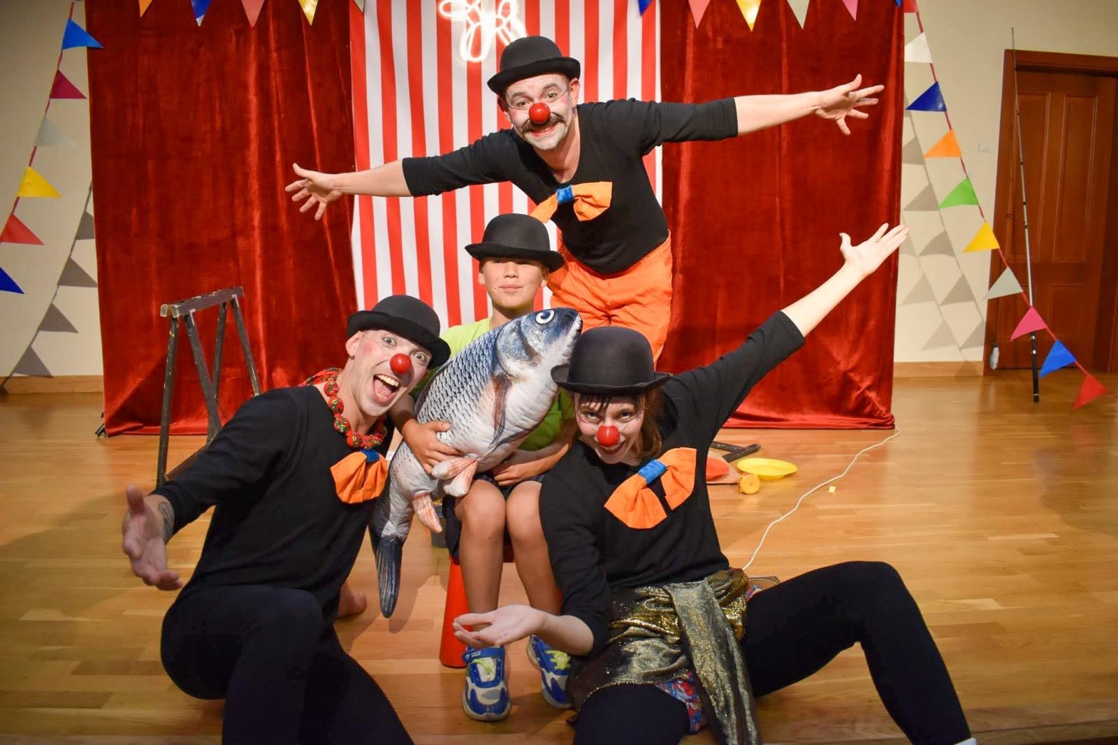 Zdjęcie w galerii na portalu naszraciborz.pl: Cyrkowa magia mimo deszczu. Teatr Jednej Miny wystąpił na Zamku Piastowskim wiadomości z regionu