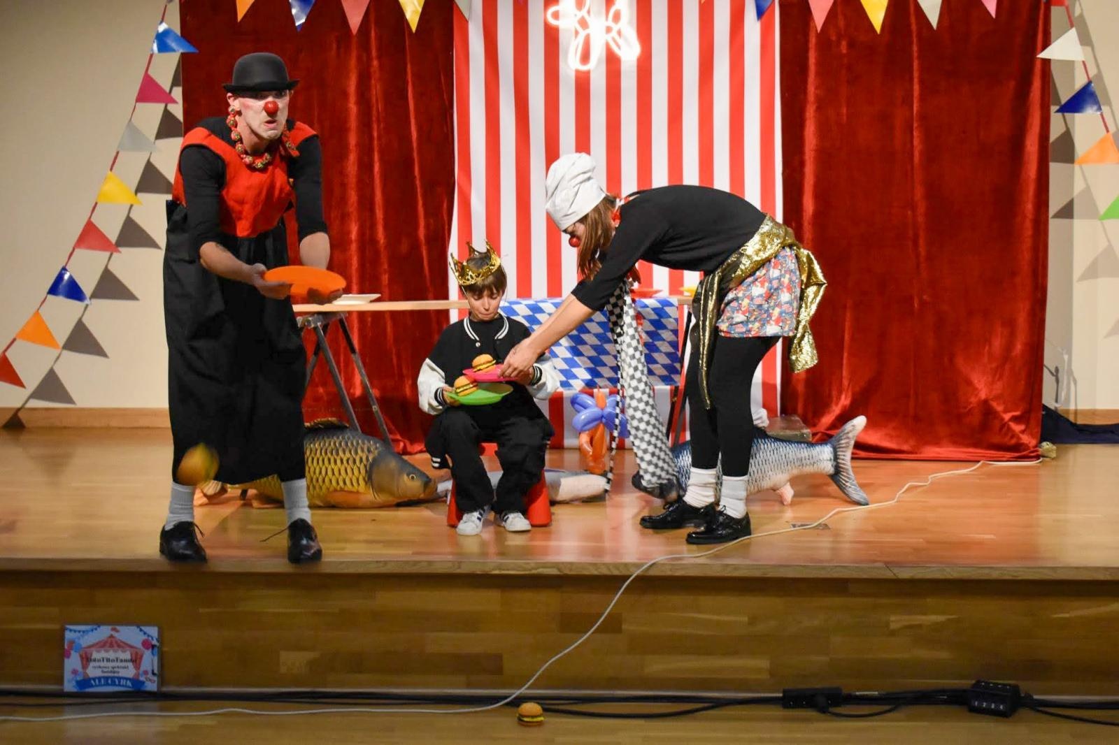 Zdjęcie w galerii na portalu naszraciborz.pl: Cyrkowa magia mimo deszczu. Teatr Jednej Miny wystąpił na Zamku Piastowskim wiadomości z regionu