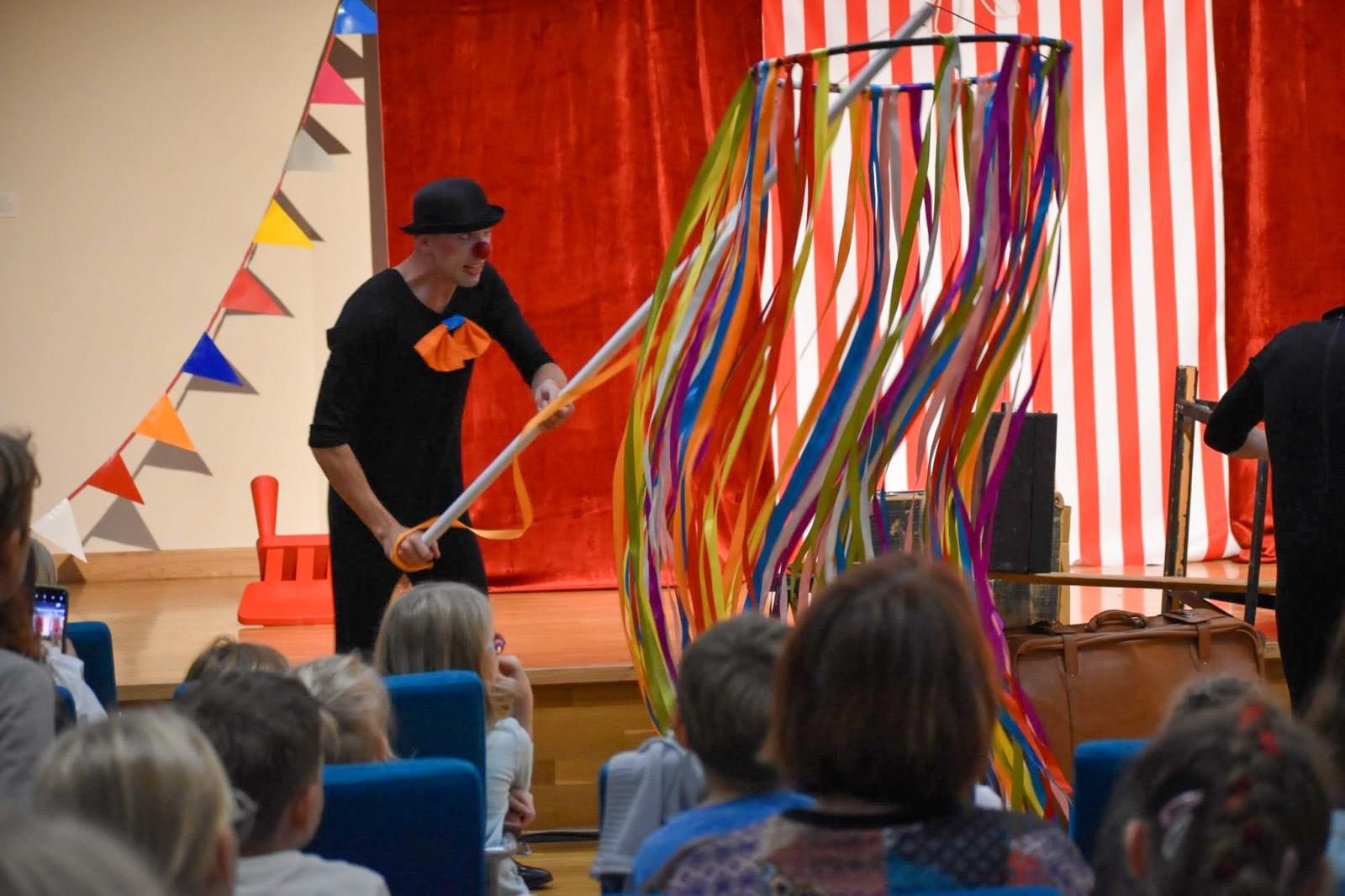 Zdjęcie w galerii na portalu naszraciborz.pl: Cyrkowa magia mimo deszczu. Teatr Jednej Miny wystąpił na Zamku Piastowskim wiadomości z regionu