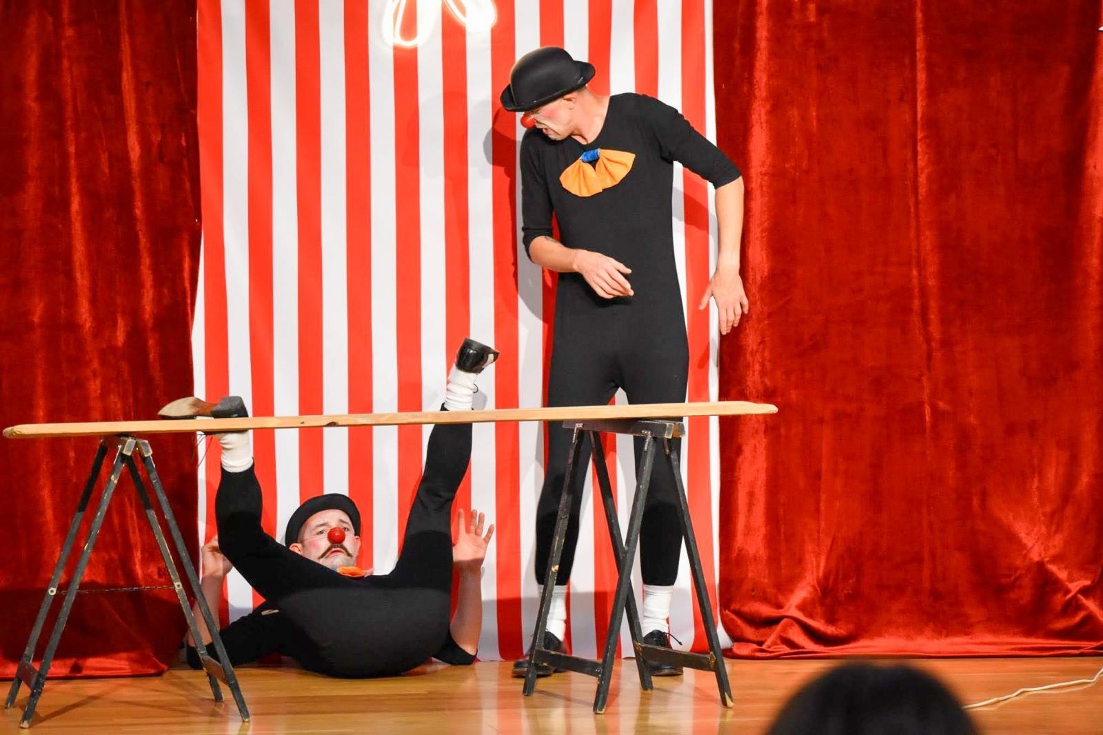 Zdjęcie w galerii na portalu naszraciborz.pl: Cyrkowa magia mimo deszczu. Teatr Jednej Miny wystąpił na Zamku Piastowskim wiadomości z regionu