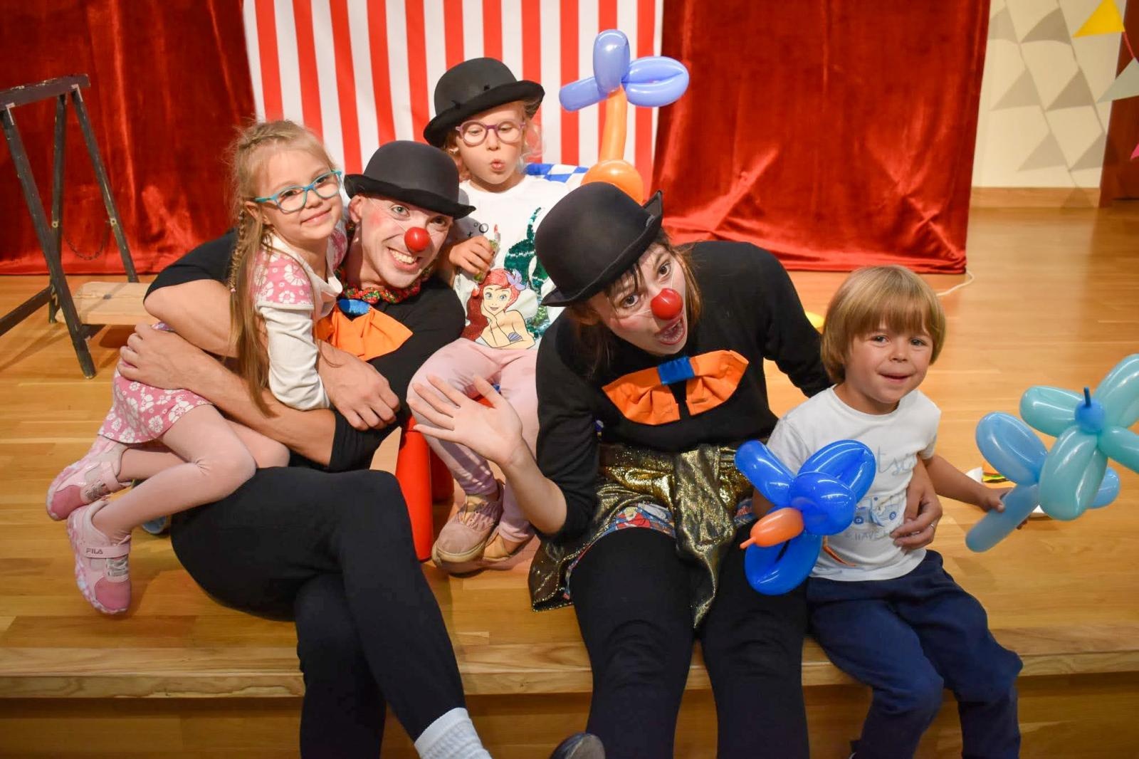 Zdjęcie w galerii na portalu naszraciborz.pl: Cyrkowa magia mimo deszczu. Teatr Jednej Miny wystąpił na Zamku Piastowskim wiadomości z regionu