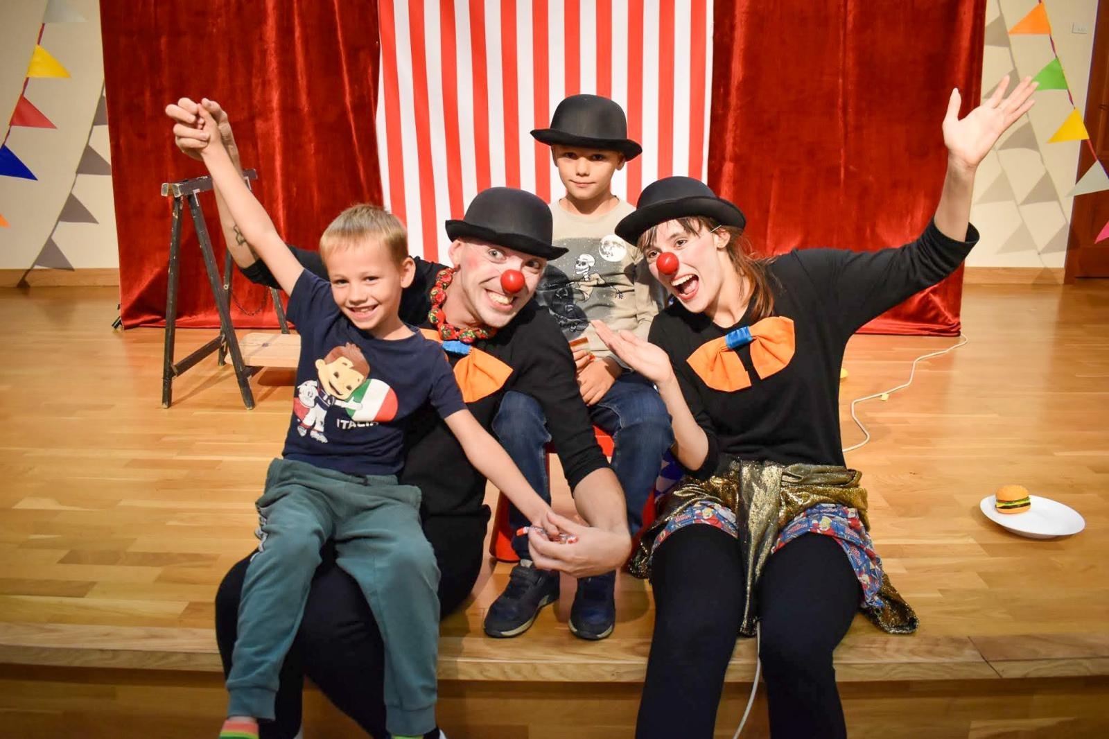 Zdjęcie w galerii na portalu naszraciborz.pl: Cyrkowa magia mimo deszczu. Teatr Jednej Miny wystąpił na Zamku Piastowskim wiadomości z regionu