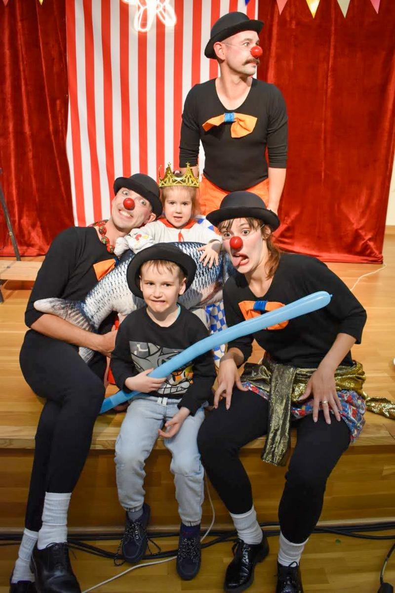 Zdjęcie w galerii na portalu naszraciborz.pl: Cyrkowa magia mimo deszczu. Teatr Jednej Miny wystąpił na Zamku Piastowskim wiadomości z regionu