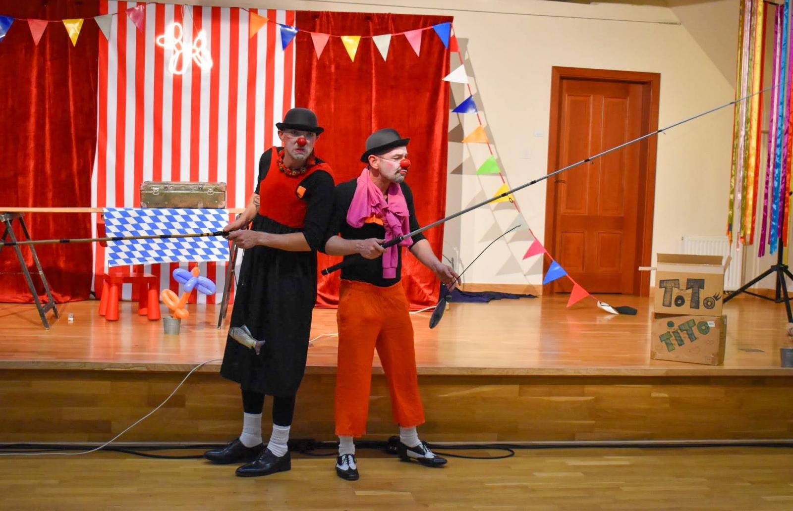 Zdjęcie w galerii na portalu naszraciborz.pl: Cyrkowa magia mimo deszczu. Teatr Jednej Miny wystąpił na Zamku Piastowskim wiadomości z regionu