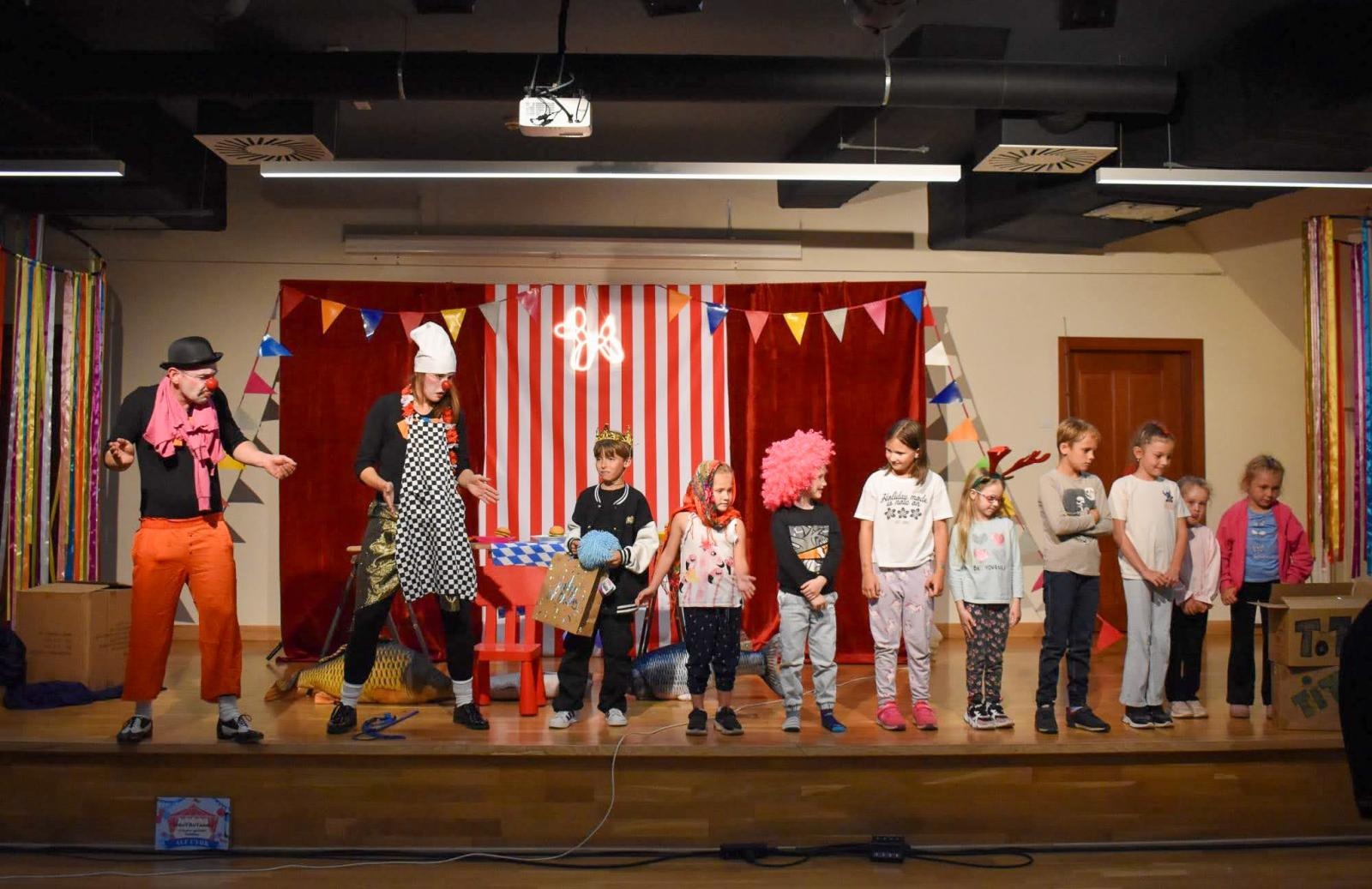 Zdjęcie w galerii na portalu naszraciborz.pl: Cyrkowa magia mimo deszczu. Teatr Jednej Miny wystąpił na Zamku Piastowskim wiadomości z regionu