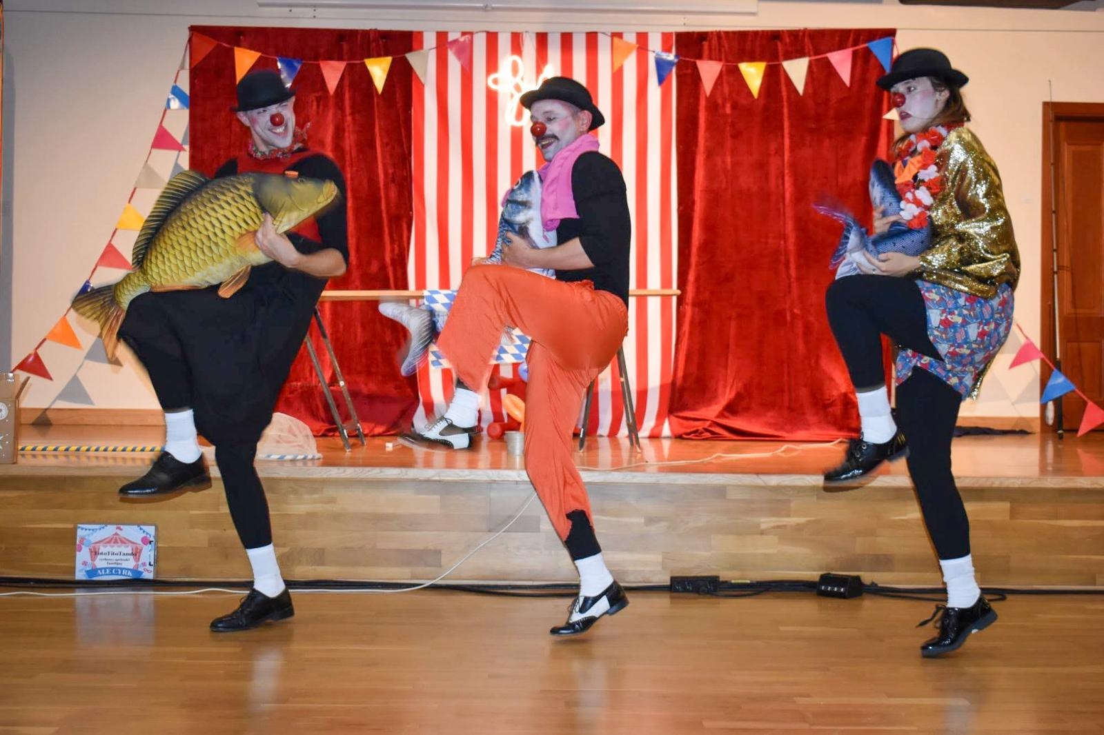 Zdjęcie w galerii na portalu naszraciborz.pl: Cyrkowa magia mimo deszczu. Teatr Jednej Miny wystąpił na Zamku Piastowskim wiadomości z regionu