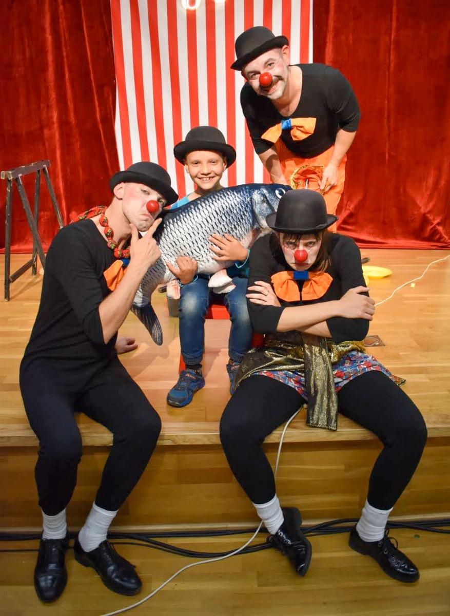 Zdjęcie w galerii na portalu naszraciborz.pl: Cyrkowa magia mimo deszczu. Teatr Jednej Miny wystąpił na Zamku Piastowskim wiadomości z regionu