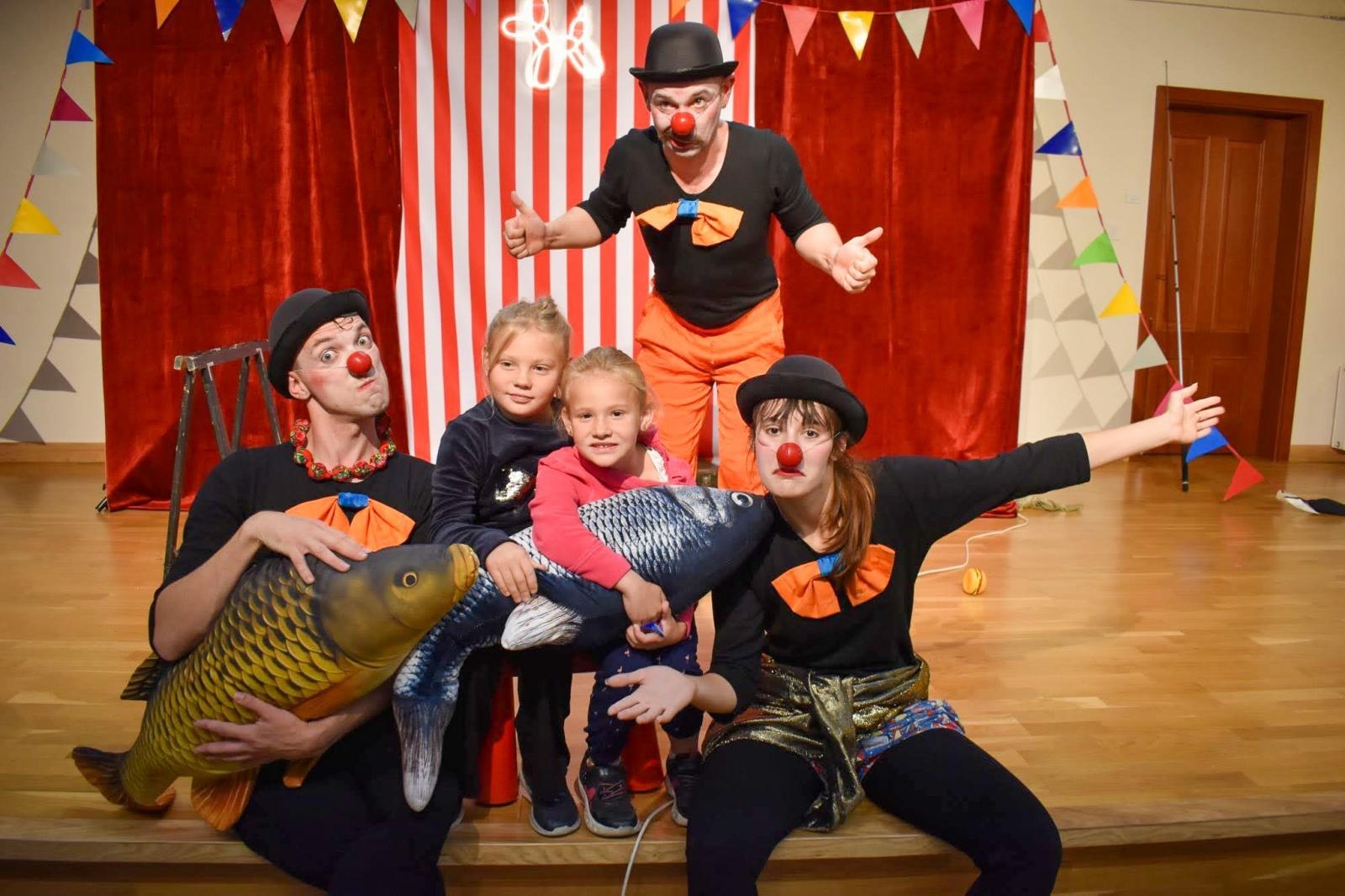 Zdjęcie w galerii na portalu naszraciborz.pl: Cyrkowa magia mimo deszczu. Teatr Jednej Miny wystąpił na Zamku Piastowskim wiadomości z regionu