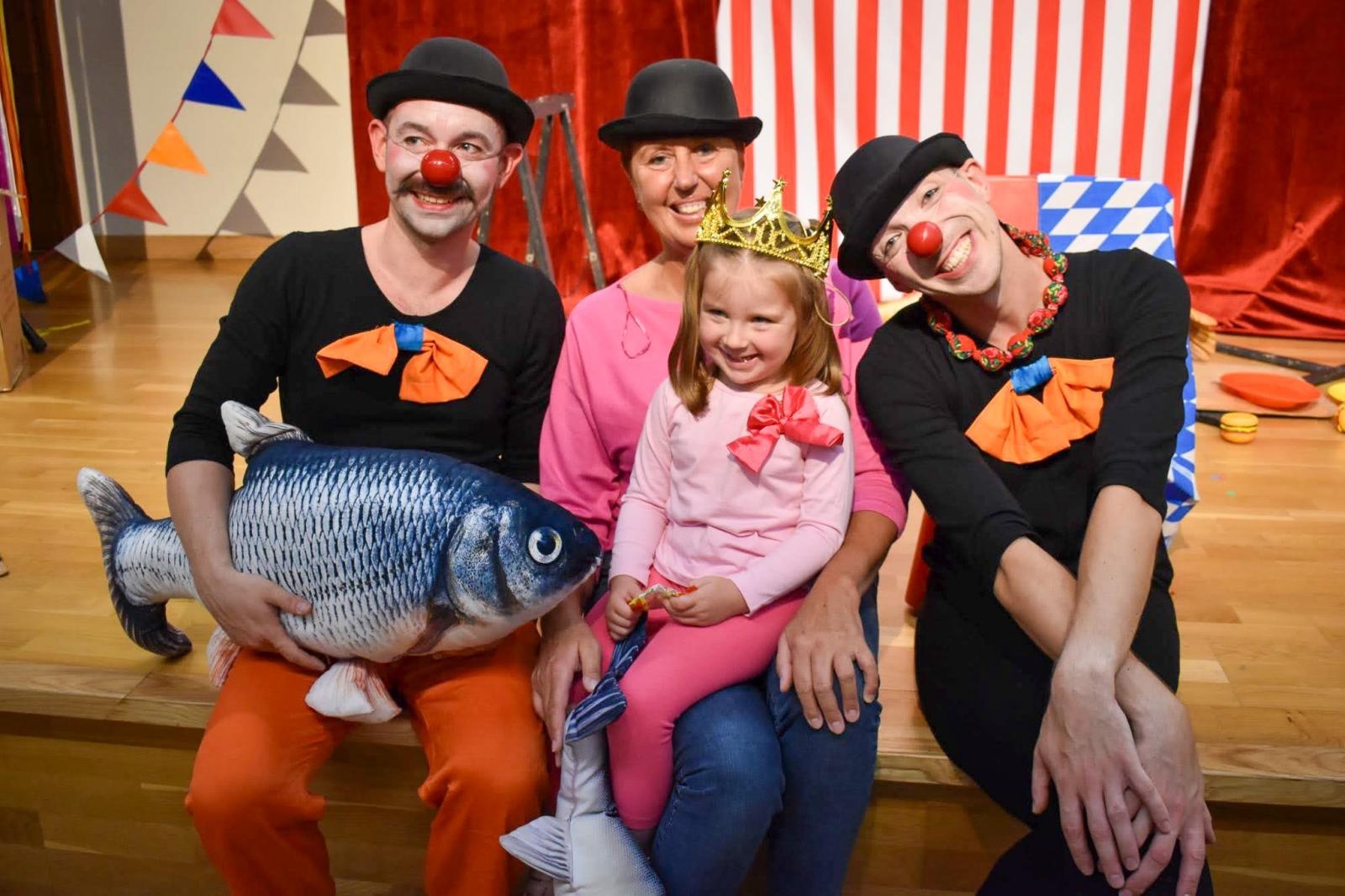 Zdjęcie w galerii na portalu naszraciborz.pl: Cyrkowa magia mimo deszczu. Teatr Jednej Miny wystąpił na Zamku Piastowskim wiadomości z regionu