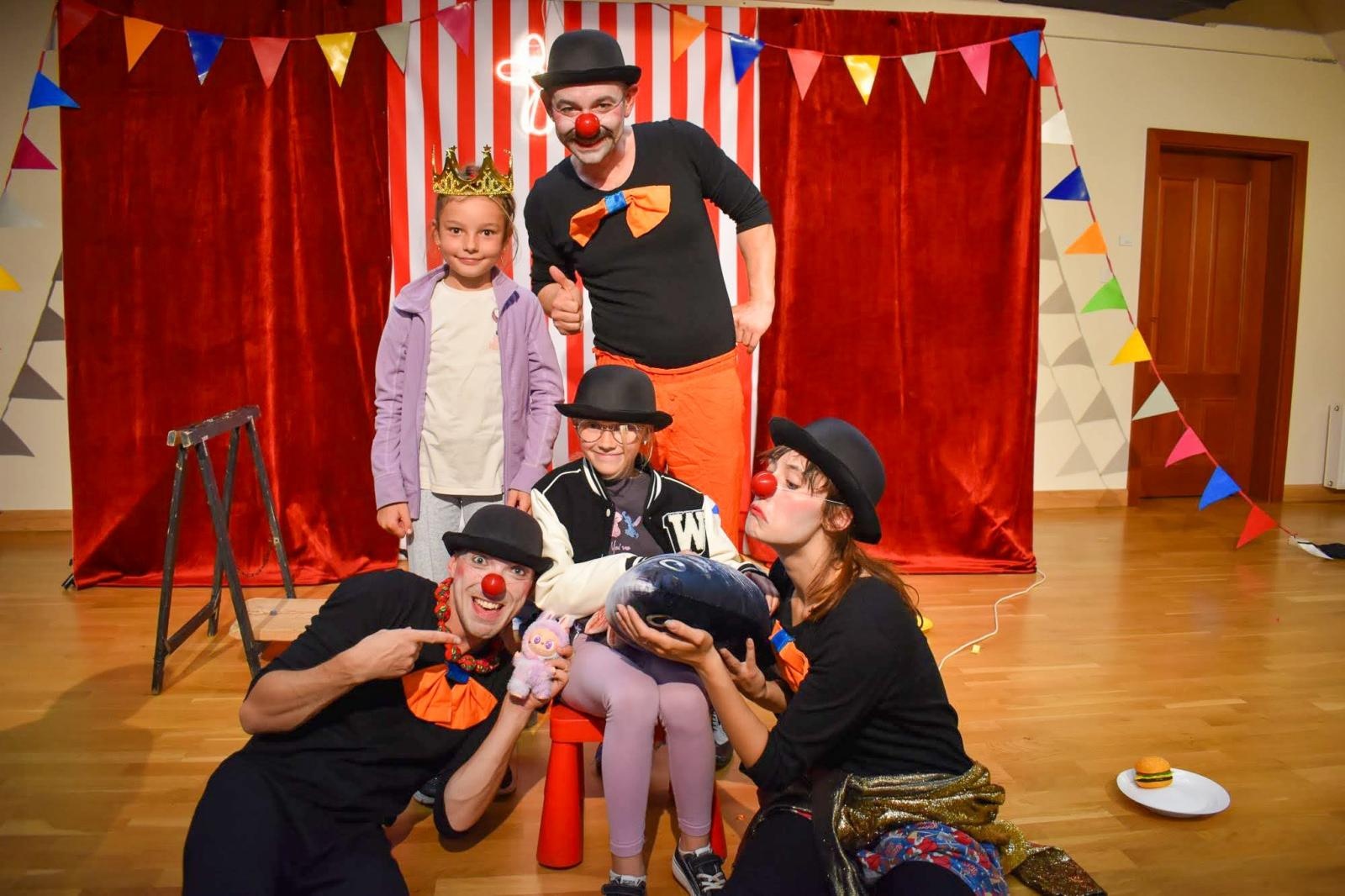 Zdjęcie w galerii na portalu naszraciborz.pl: Cyrkowa magia mimo deszczu. Teatr Jednej Miny wystąpił na Zamku Piastowskim wiadomości z regionu