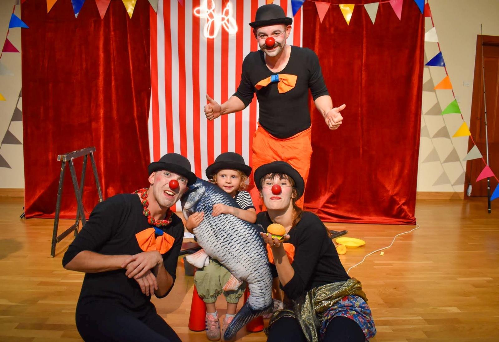 Zdjęcie w galerii na portalu naszraciborz.pl: Cyrkowa magia mimo deszczu. Teatr Jednej Miny wystąpił na Zamku Piastowskim wiadomości z regionu