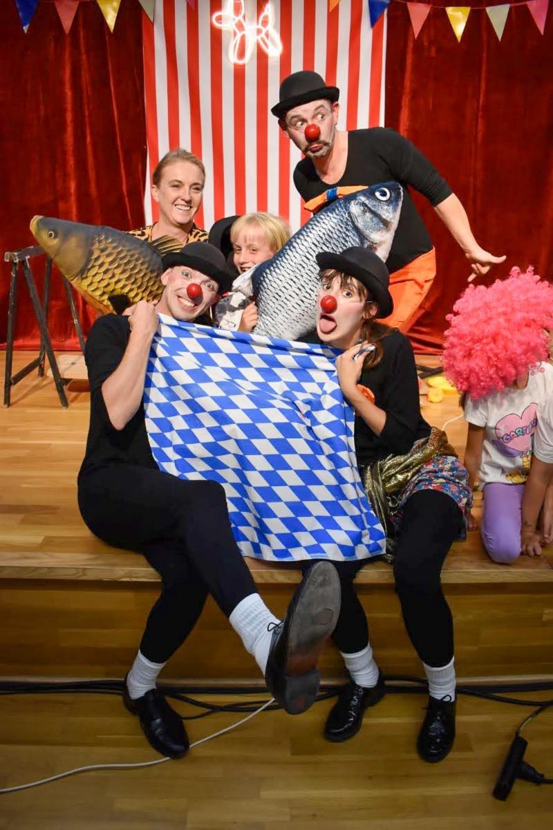 Zdjęcie w galerii na portalu naszraciborz.pl: Cyrkowa magia mimo deszczu. Teatr Jednej Miny wystąpił na Zamku Piastowskim wiadomości z regionu