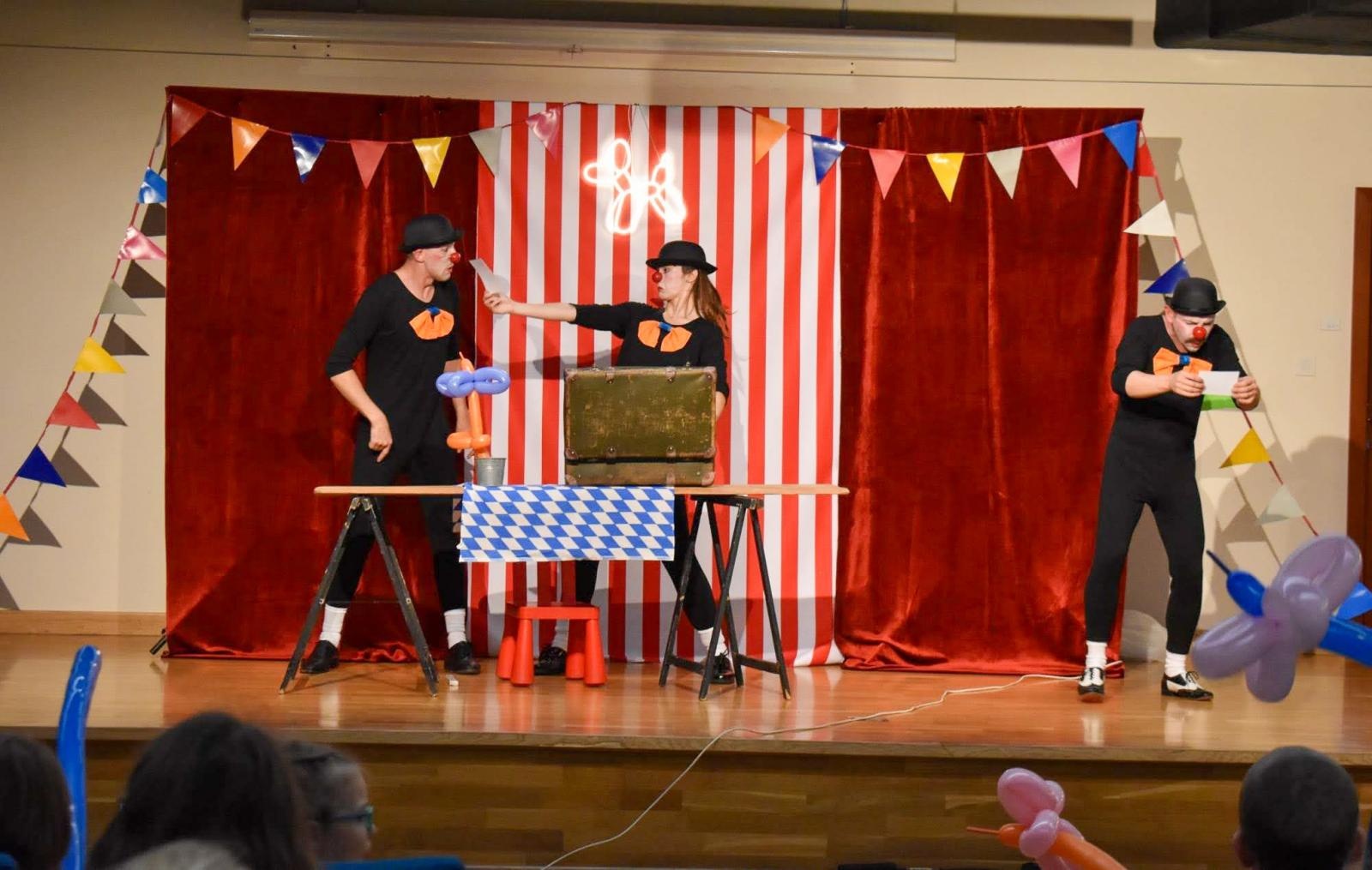 Zdjęcie w galerii na portalu naszraciborz.pl: Cyrkowa magia mimo deszczu. Teatr Jednej Miny wystąpił na Zamku Piastowskim wiadomości z regionu