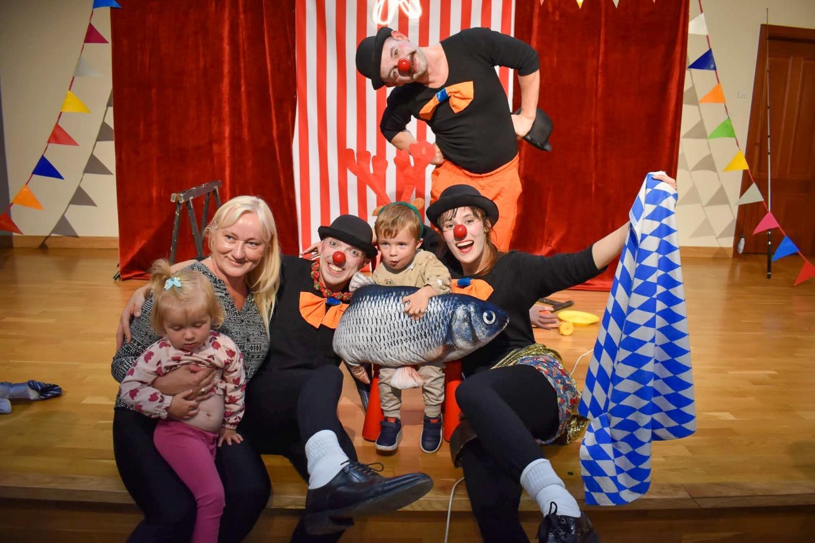 Zdjęcie w galerii na portalu naszraciborz.pl: Cyrkowa magia mimo deszczu. Teatr Jednej Miny wystąpił na Zamku Piastowskim wiadomości z regionu