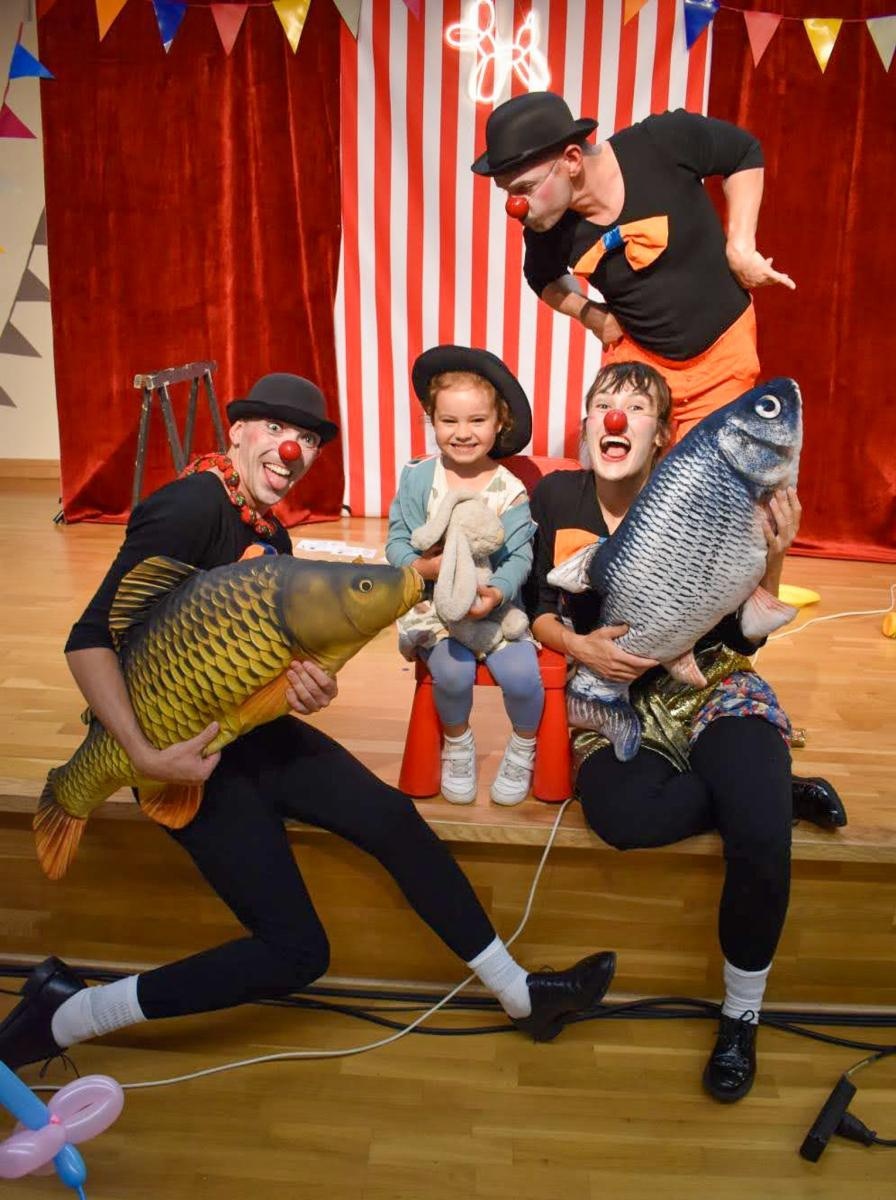 Zdjęcie w galerii na portalu naszraciborz.pl: Cyrkowa magia mimo deszczu. Teatr Jednej Miny wystąpił na Zamku Piastowskim wiadomości z regionu