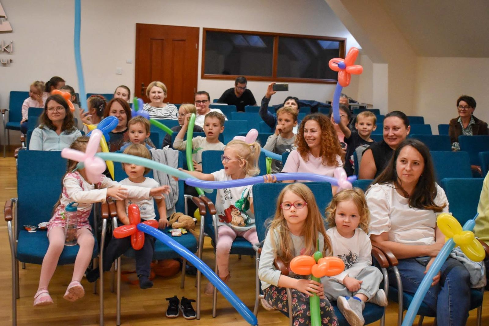 Zdjęcie w galerii na portalu naszraciborz.pl: Cyrkowa magia mimo deszczu. Teatr Jednej Miny wystąpił na Zamku Piastowskim wiadomości z regionu