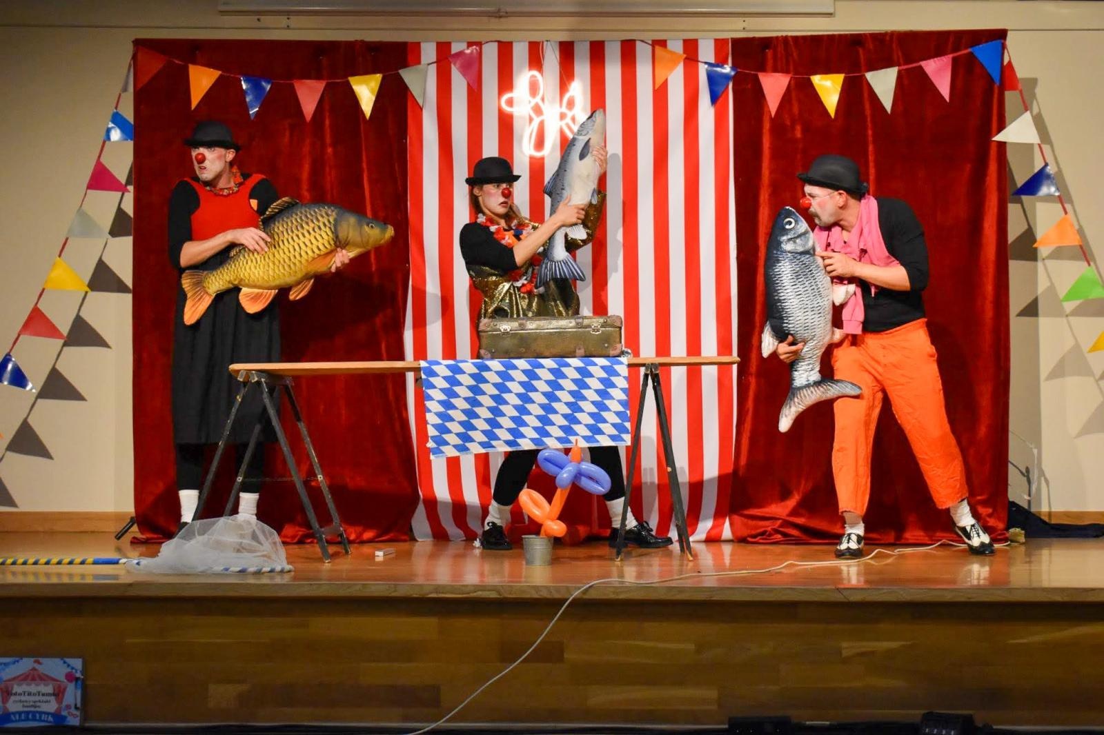 Zdjęcie w galerii na portalu naszraciborz.pl: Cyrkowa magia mimo deszczu. Teatr Jednej Miny wystąpił na Zamku Piastowskim wiadomości z regionu