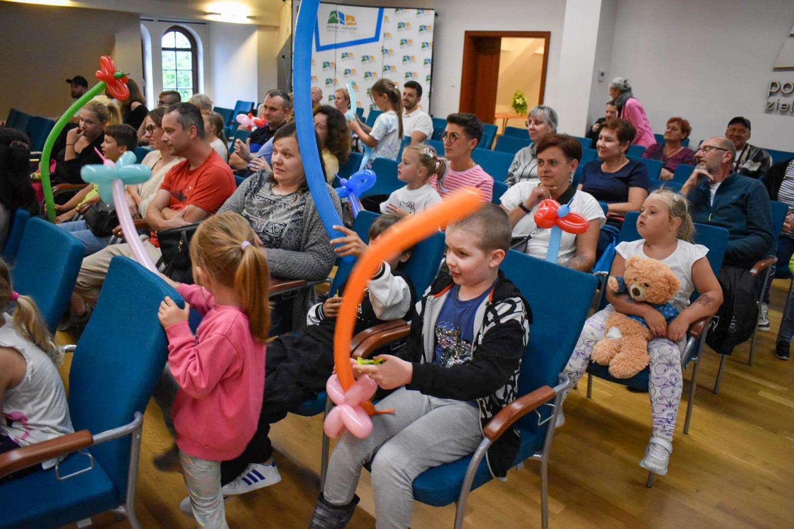 Zdjęcie w galerii na portalu naszraciborz.pl: Cyrkowa magia mimo deszczu. Teatr Jednej Miny wystąpił na Zamku Piastowskim wiadomości z regionu