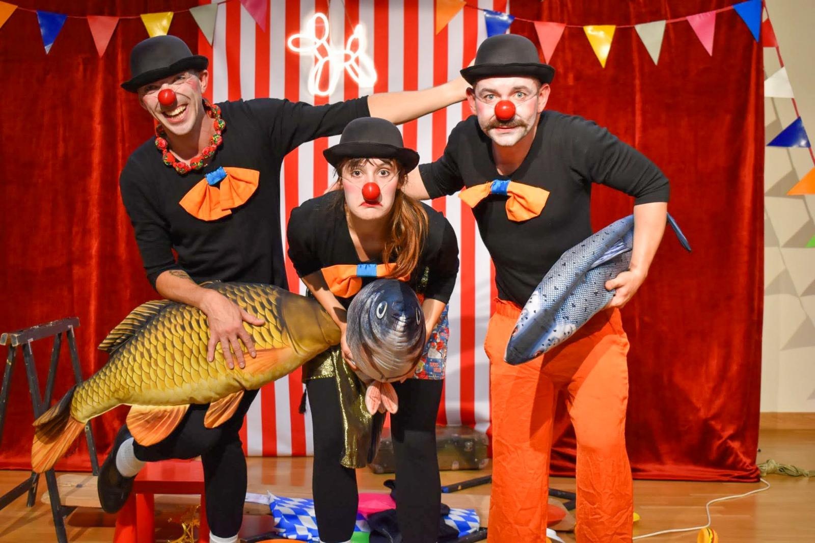 Zdjęcie w galerii na portalu naszraciborz.pl: Cyrkowa magia mimo deszczu. Teatr Jednej Miny wystąpił na Zamku Piastowskim wiadomości z regionu