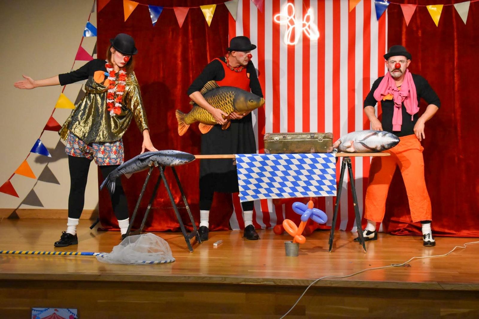 Zdjęcie w galerii na portalu naszraciborz.pl: Cyrkowa magia mimo deszczu. Teatr Jednej Miny wystąpił na Zamku Piastowskim wiadomości z regionu