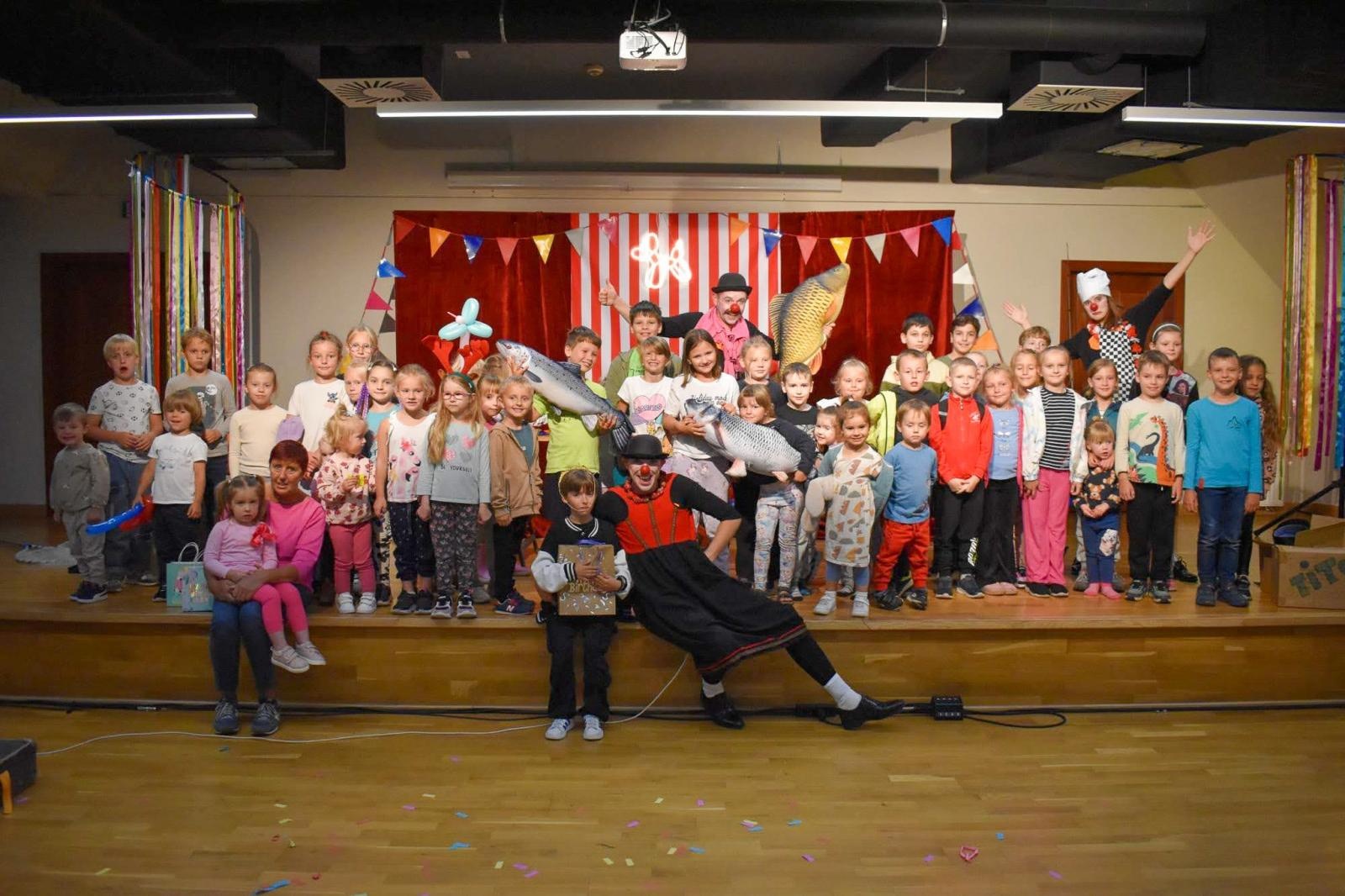 Zdjęcie w galerii na portalu naszraciborz.pl: Cyrkowa magia mimo deszczu. Teatr Jednej Miny wystąpił na Zamku Piastowskim wiadomości z regionu