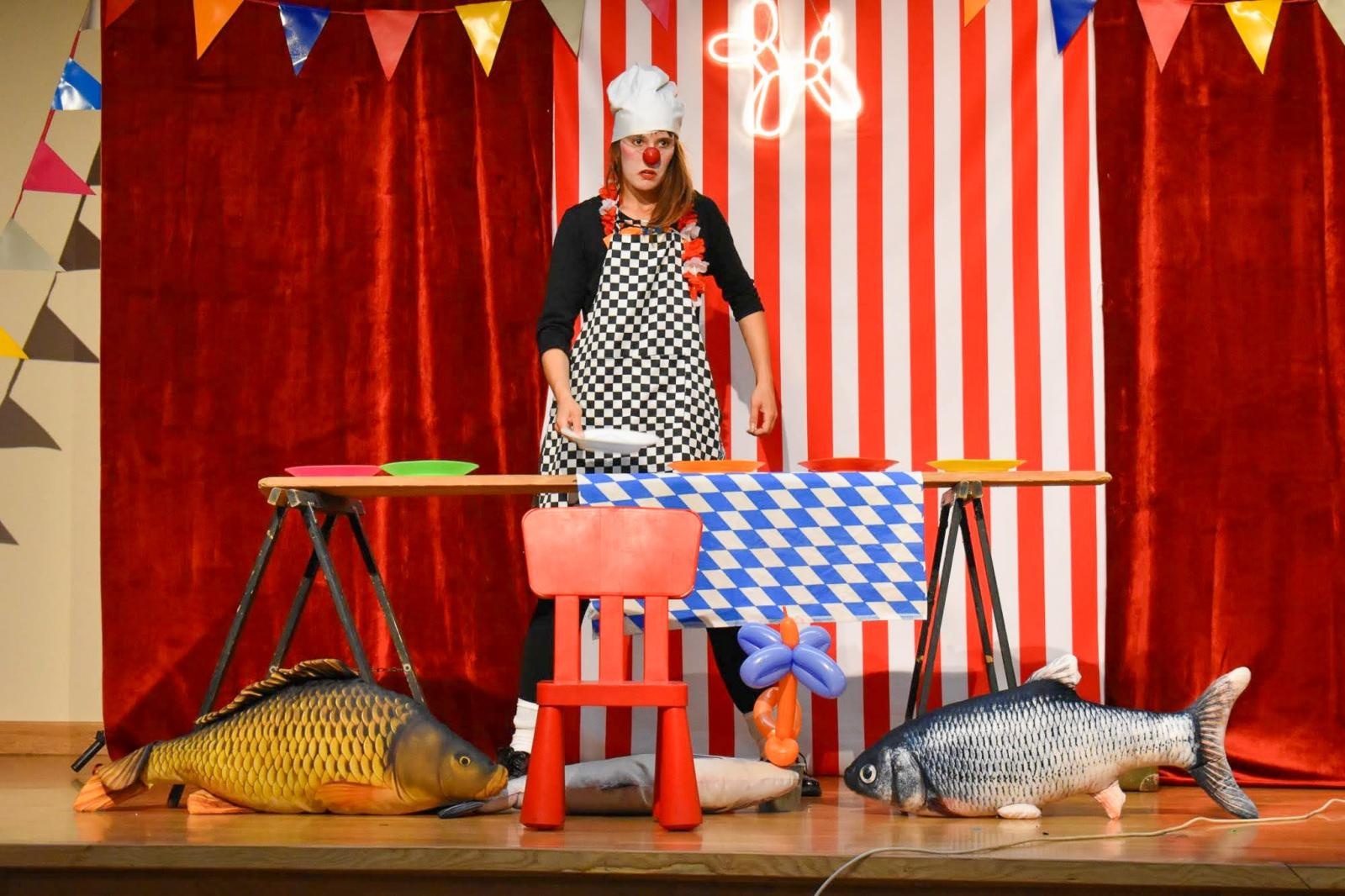 Zdjęcie w galerii na portalu naszraciborz.pl: Cyrkowa magia mimo deszczu. Teatr Jednej Miny wystąpił na Zamku Piastowskim wiadomości z regionu