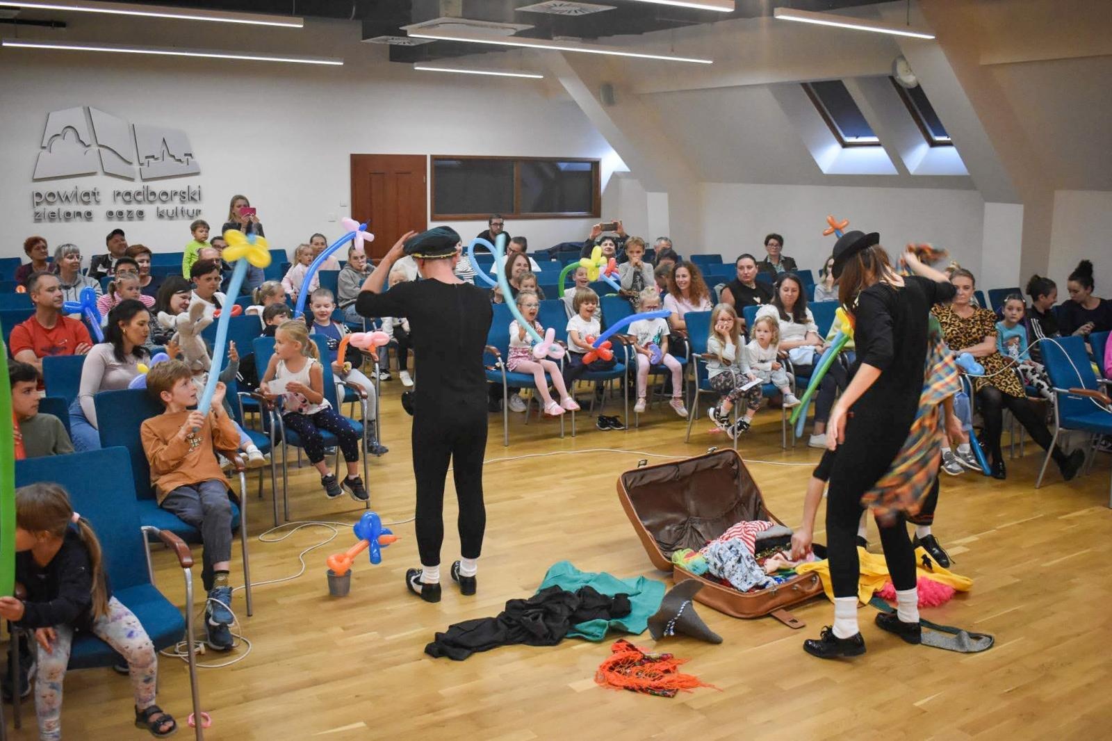 Zdjęcie w galerii na portalu naszraciborz.pl: Cyrkowa magia mimo deszczu. Teatr Jednej Miny wystąpił na Zamku Piastowskim wiadomości z regionu