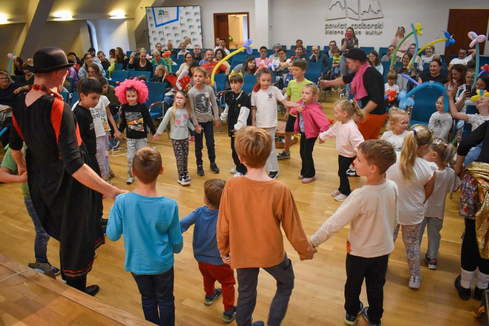 Zdjęcie w galerii na portalu naszraciborz.pl: Cyrkowa magia mimo deszczu. Teatr Jednej Miny wystąpił na Zamku Piastowskim wiadomości z regionu