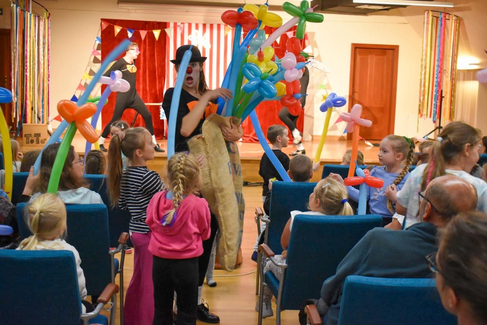 Zdjęcie w galerii na portalu naszraciborz.pl: Cyrkowa magia mimo deszczu. Teatr Jednej Miny wystąpił na Zamku Piastowskim wiadomości z regionu