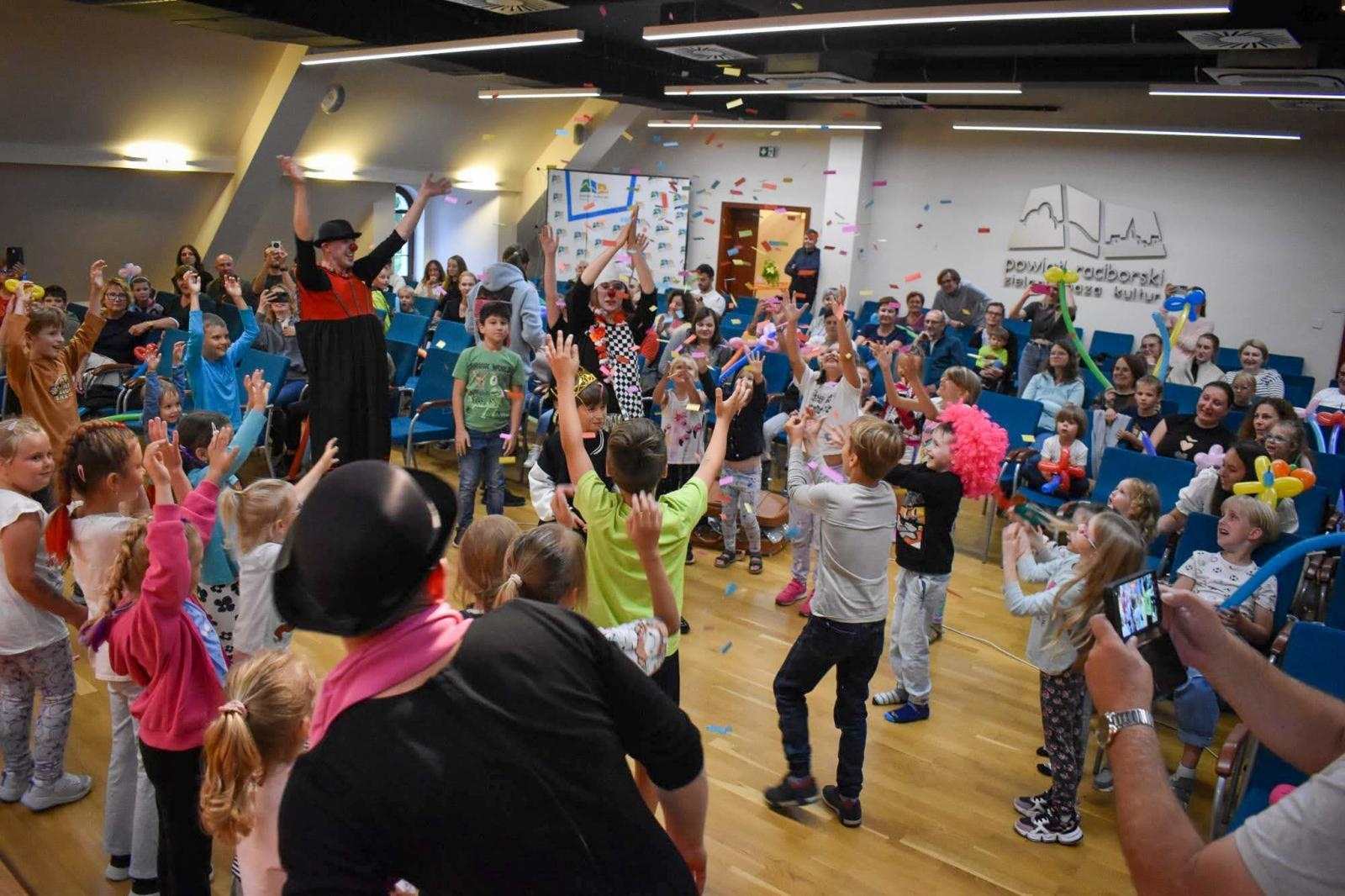 Zdjęcie w galerii na portalu naszraciborz.pl: Cyrkowa magia mimo deszczu. Teatr Jednej Miny wystąpił na Zamku Piastowskim wiadomości z regionu