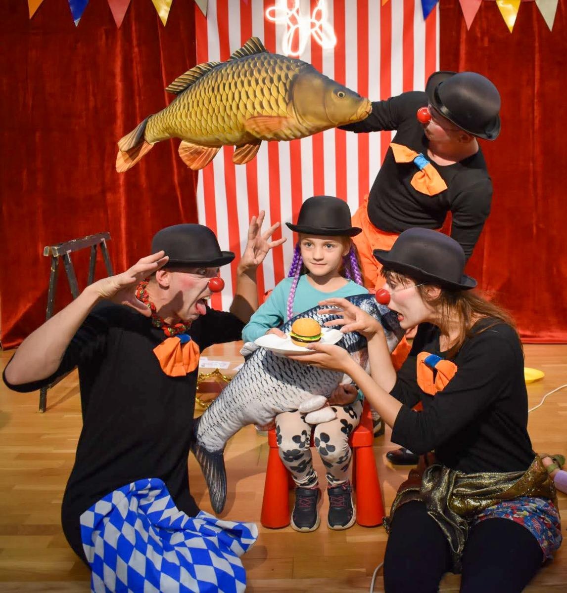 Zdjęcie w galerii na portalu naszraciborz.pl: Cyrkowa magia mimo deszczu. Teatr Jednej Miny wystąpił na Zamku Piastowskim wiadomości z regionu