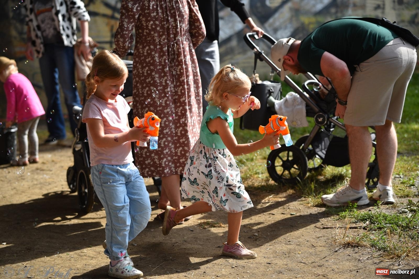 Zdjęcie w galerii na portalu naszraciborz.pl: Dinozaur na bulwarach i bańkowa kraina zabawy ze smokiem Edziem w Raciborzu wiadomości z regionu
