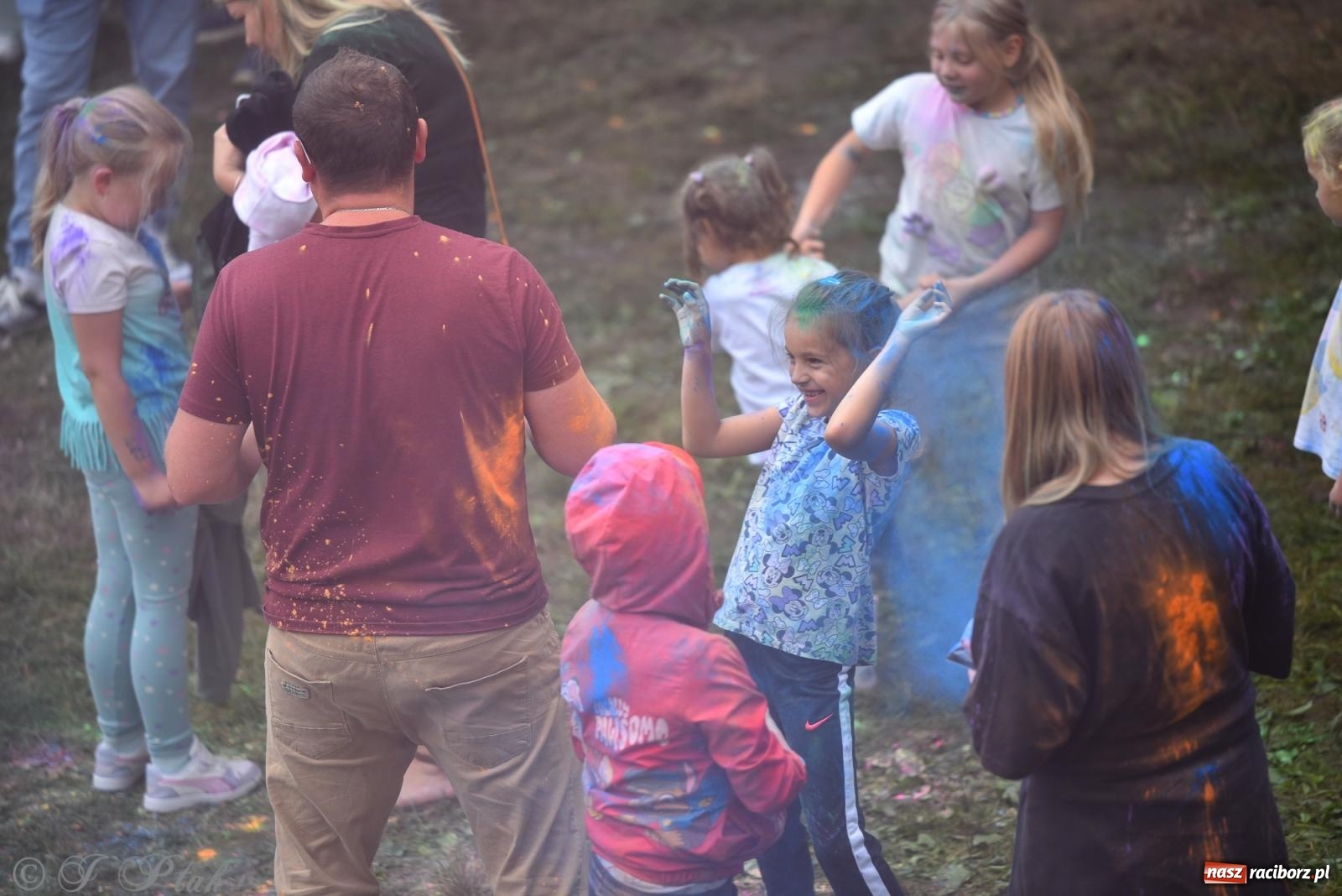 Zdjęcie w galerii na portalu naszraciborz.pl: Dinozaur na bulwarach i bańkowa kraina zabawy ze smokiem Edziem w Raciborzu wiadomości z regionu