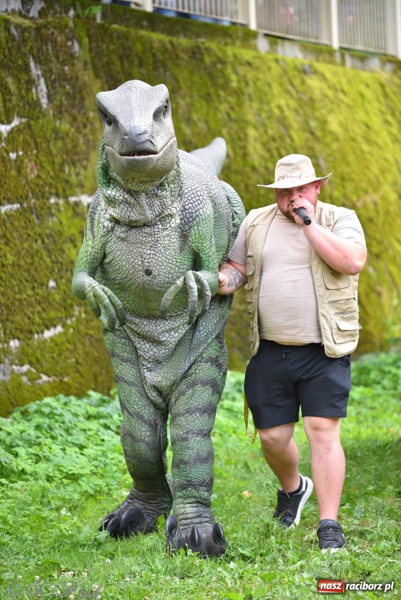 Zdjęcie w galerii na portalu naszraciborz.pl: Dinozaur na bulwarach i bańkowa kraina zabawy ze smokiem Edziem w Raciborzu wiadomości z regionu