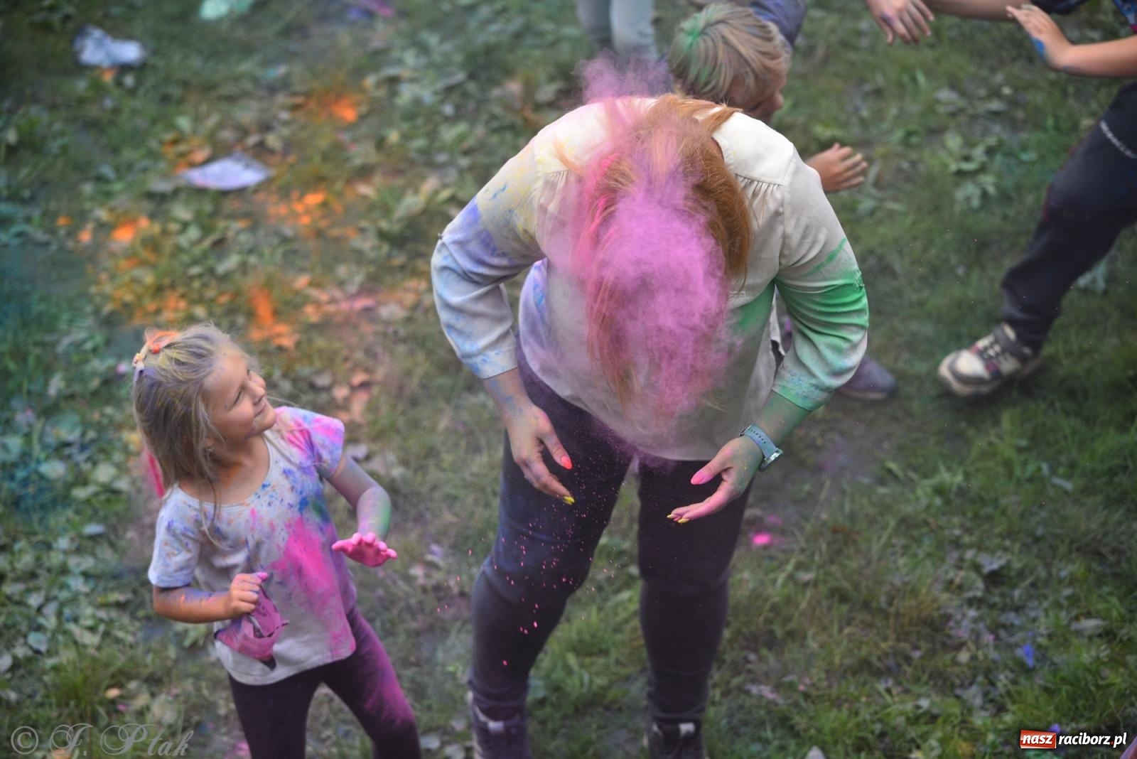 Zdjęcie w galerii na portalu naszraciborz.pl: Dinozaur na bulwarach i bańkowa kraina zabawy ze smokiem Edziem w Raciborzu wiadomości z regionu