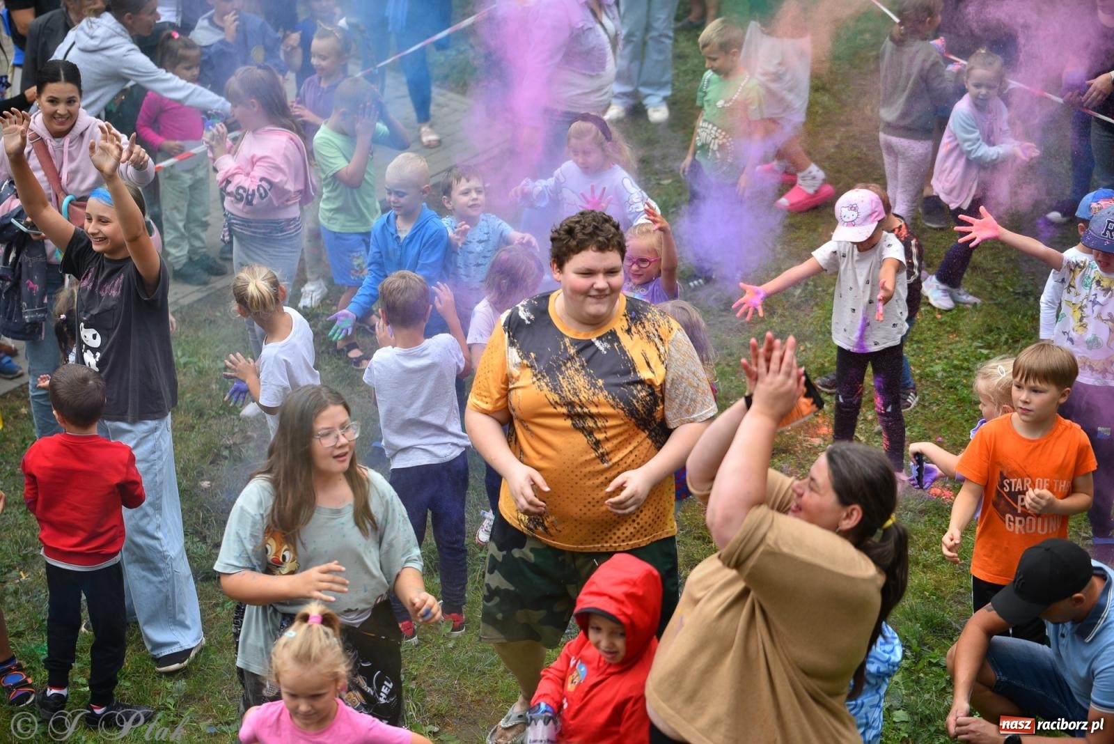 Zdjęcie w galerii na portalu naszraciborz.pl: Dinozaur na bulwarach i bańkowa kraina zabawy ze smokiem Edziem w Raciborzu wiadomości z regionu