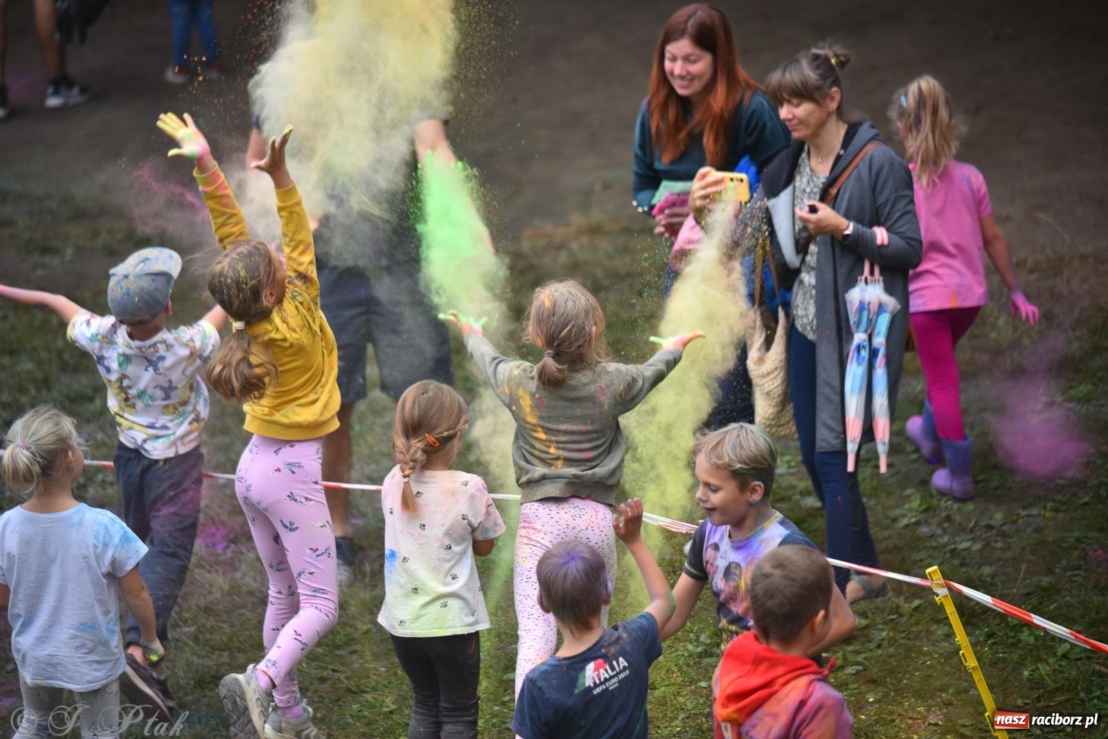 Zdjęcie w galerii na portalu naszraciborz.pl: Dinozaur na bulwarach i bańkowa kraina zabawy ze smokiem Edziem w Raciborzu wiadomości z regionu
