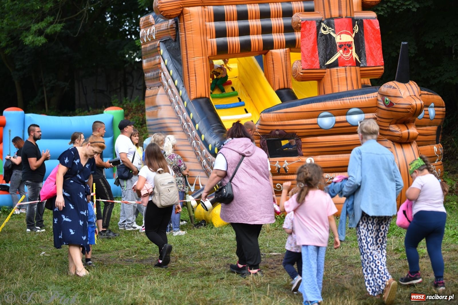 Zdjęcie w galerii na portalu naszraciborz.pl: Dinozaur na bulwarach i bańkowa kraina zabawy ze smokiem Edziem w Raciborzu wiadomości z regionu