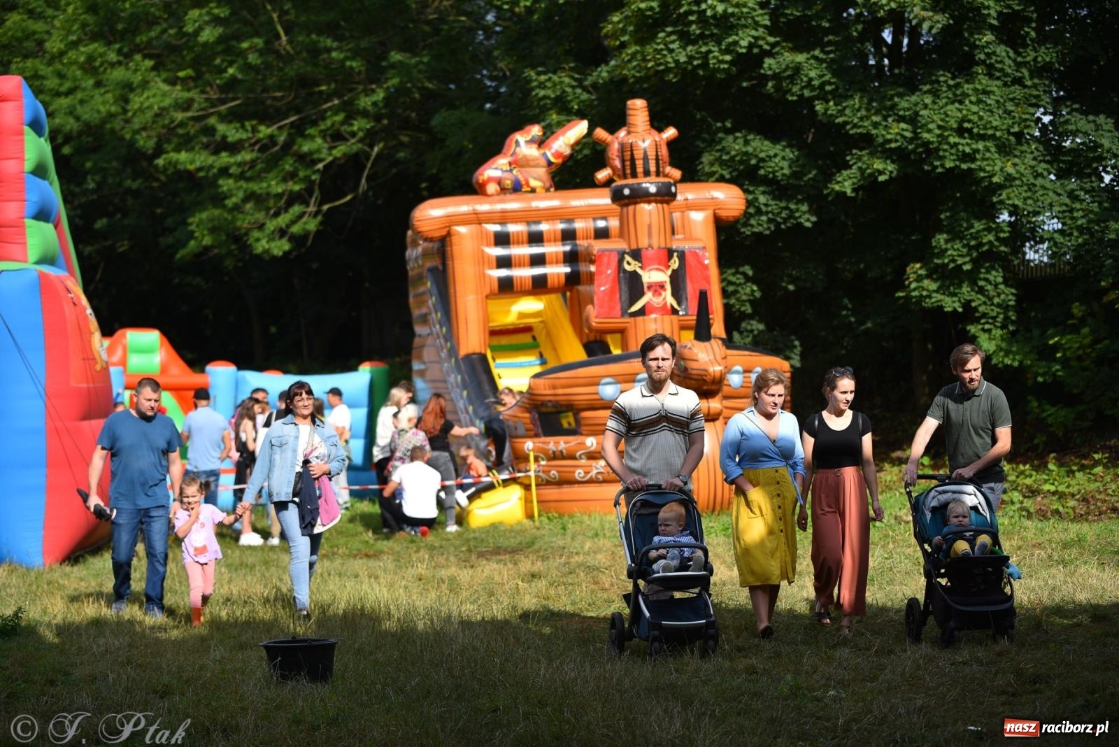 Zdjęcie w galerii na portalu naszraciborz.pl: Dinozaur na bulwarach i bańkowa kraina zabawy ze smokiem Edziem w Raciborzu wiadomości z regionu