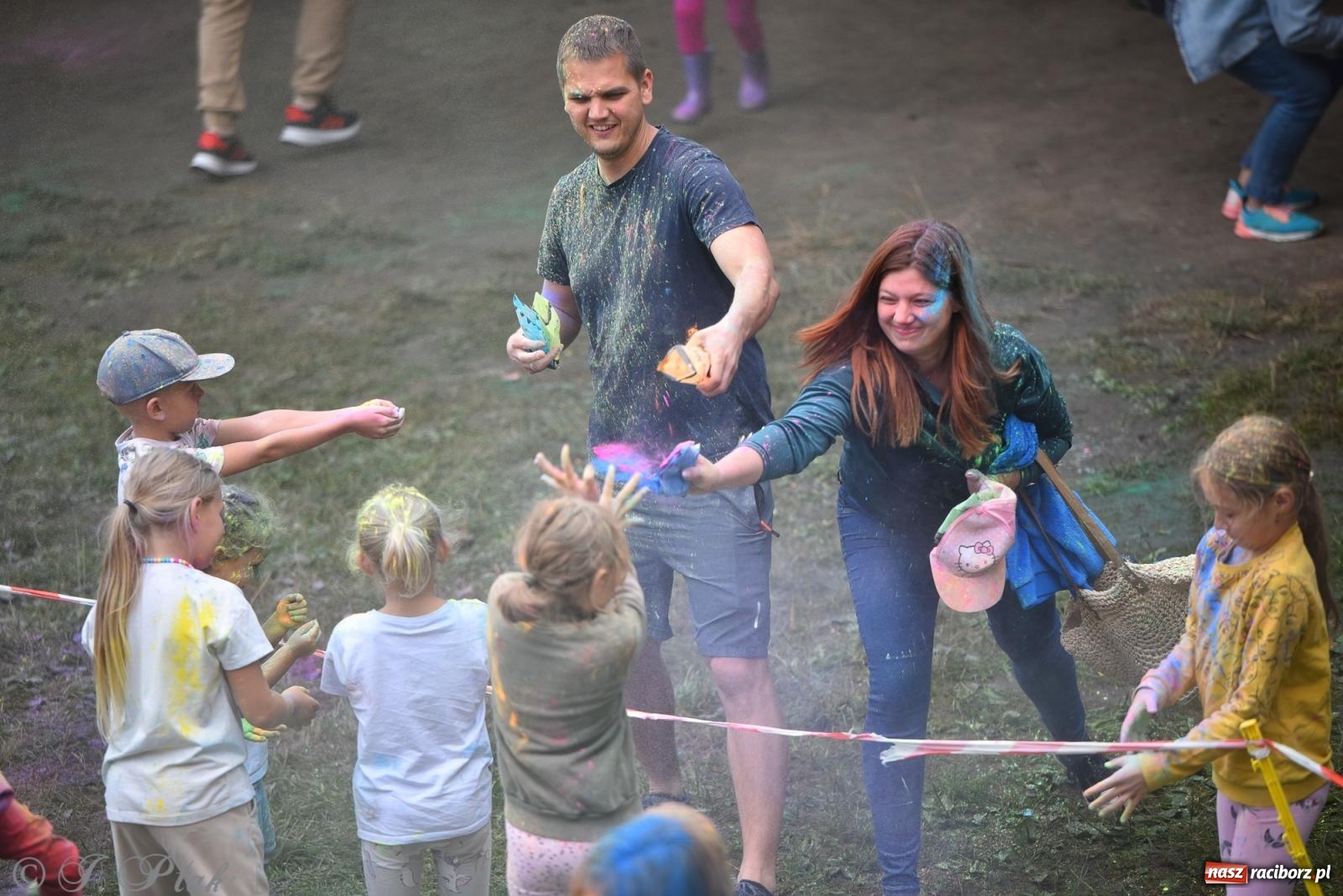 Zdjęcie w galerii na portalu naszraciborz.pl: Dinozaur na bulwarach i bańkowa kraina zabawy ze smokiem Edziem w Raciborzu wiadomości z regionu