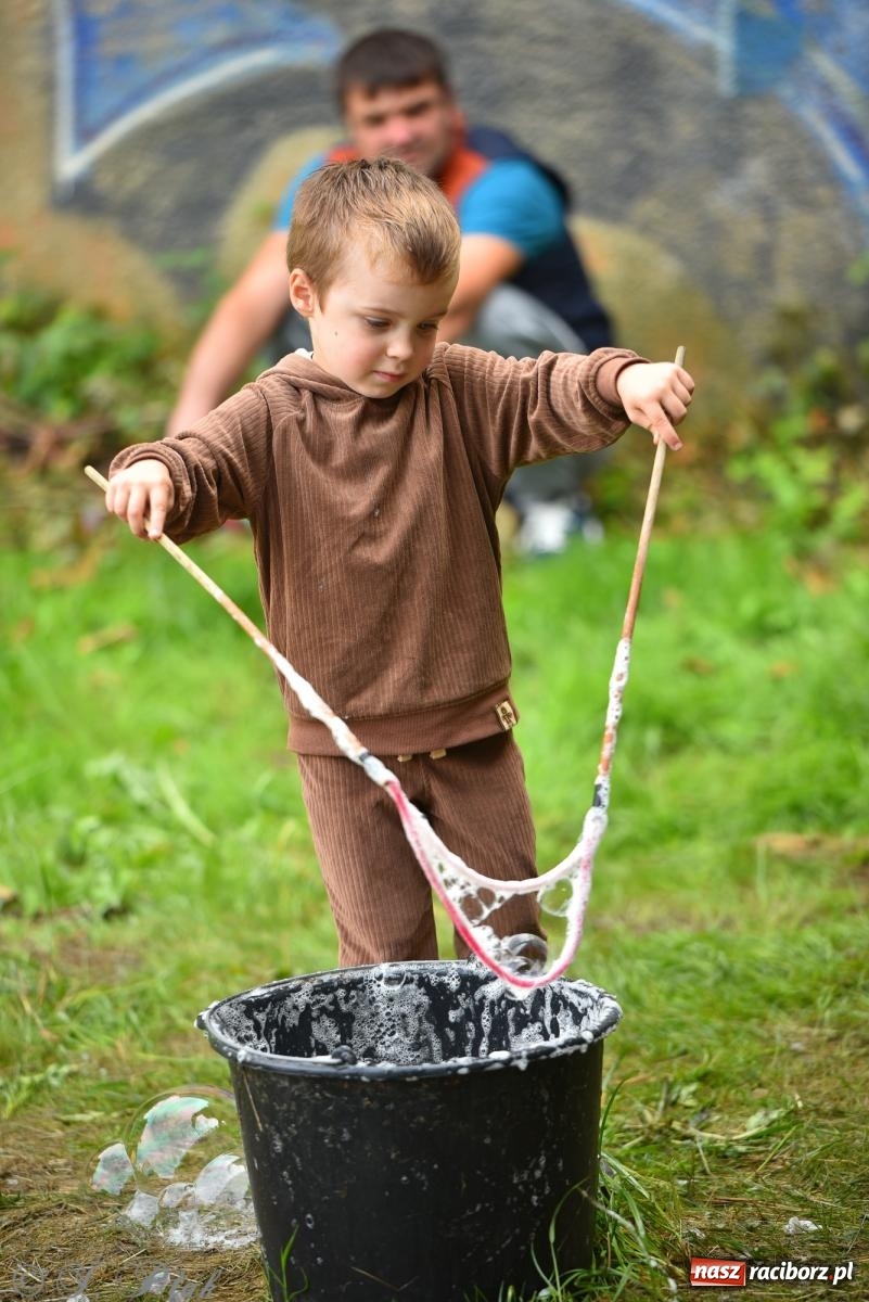 Zdjęcie w galerii na portalu naszraciborz.pl: Dinozaur na bulwarach i bańkowa kraina zabawy ze smokiem Edziem w Raciborzu wiadomości z regionu