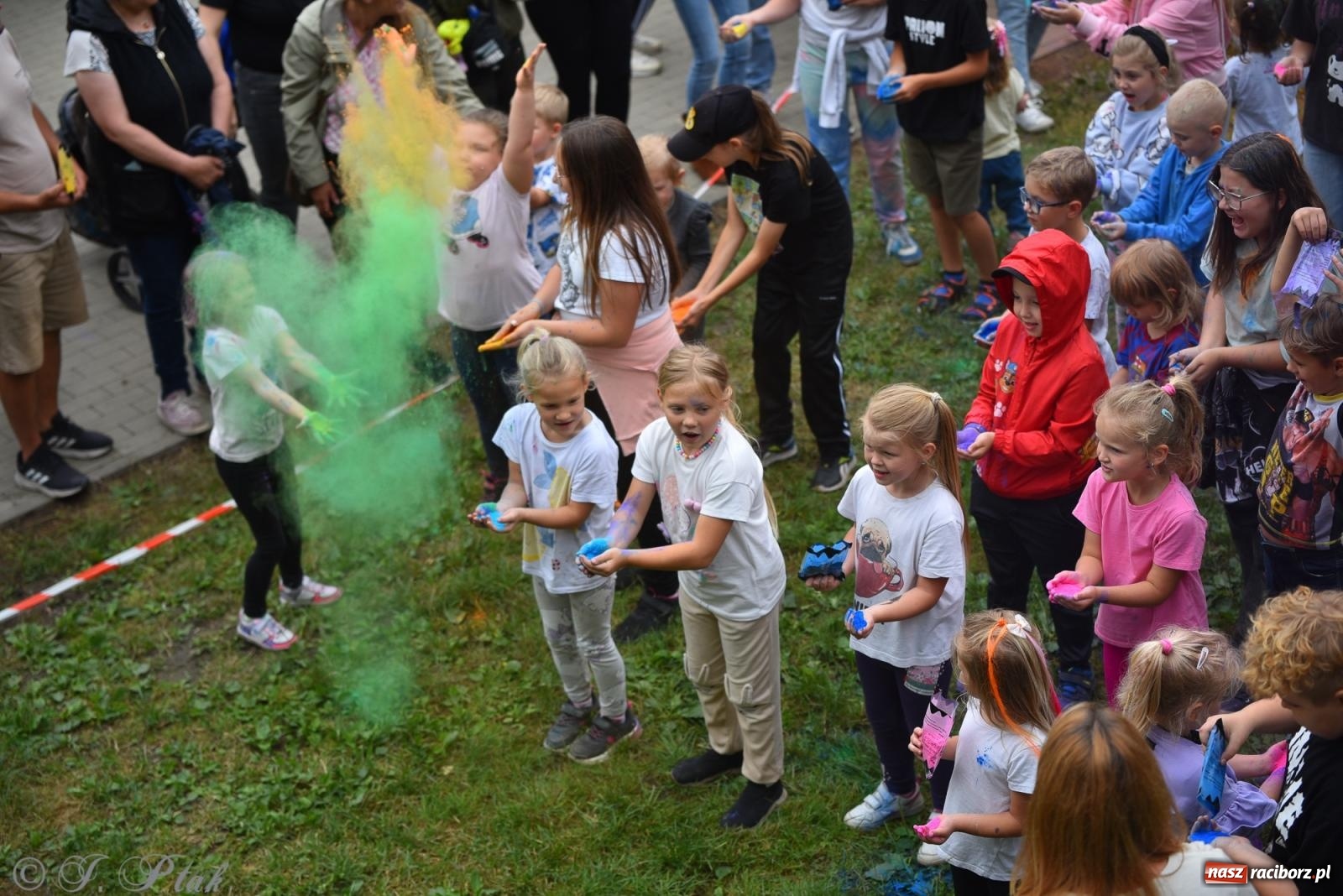 Zdjęcie w galerii na portalu naszraciborz.pl: Dinozaur na bulwarach i bańkowa kraina zabawy ze smokiem Edziem w Raciborzu wiadomości z regionu
