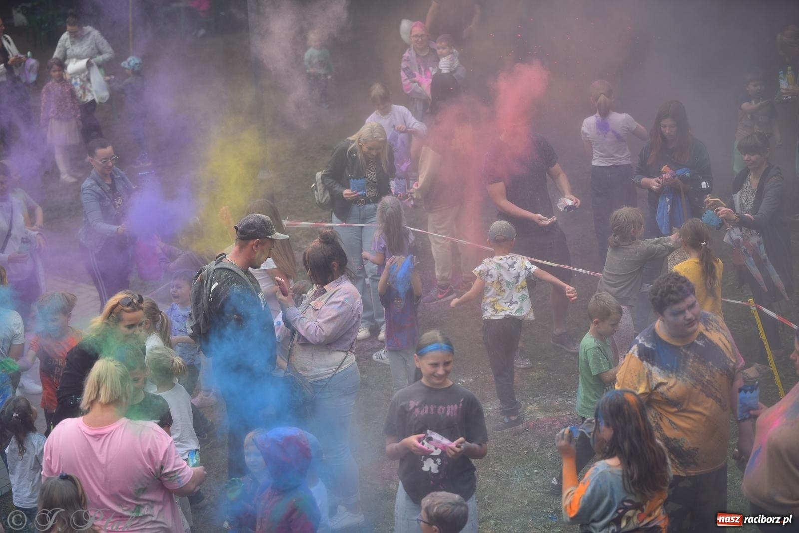 Zdjęcie w galerii na portalu naszraciborz.pl: Dinozaur na bulwarach i bańkowa kraina zabawy ze smokiem Edziem w Raciborzu wiadomości z regionu