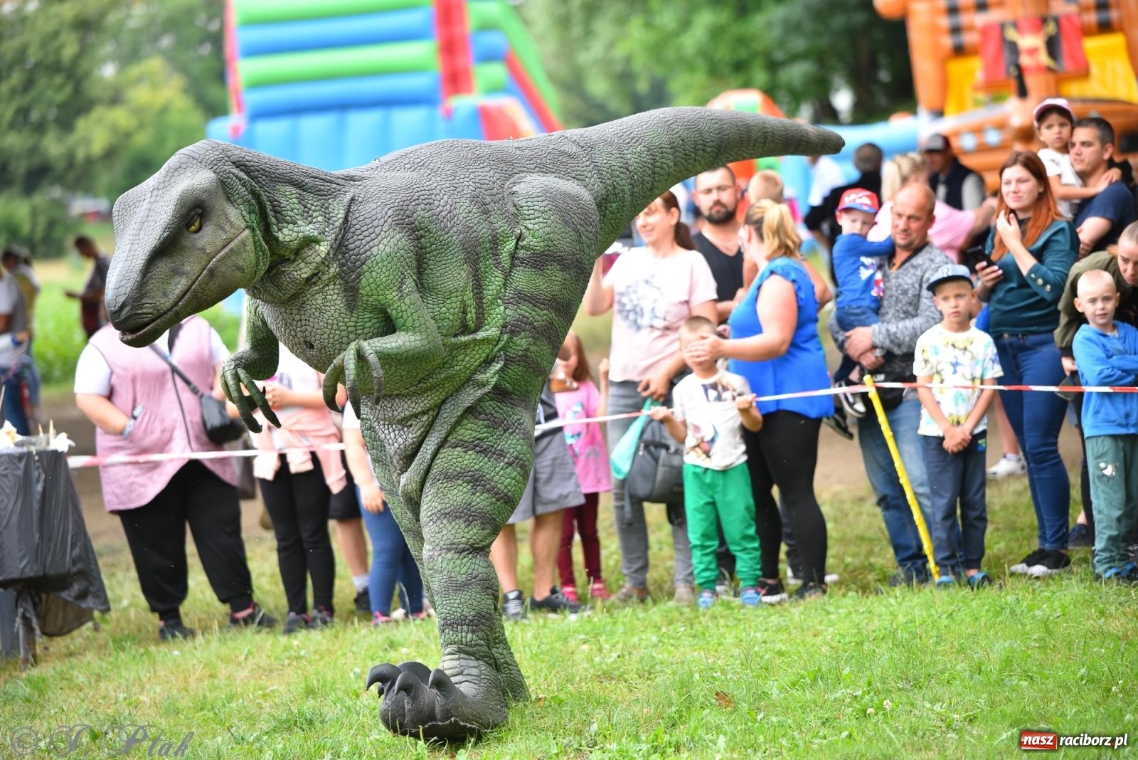 Zdjęcie w galerii na portalu naszraciborz.pl: Dinozaur na bulwarach i bańkowa kraina zabawy ze smokiem Edziem w Raciborzu wiadomości z regionu