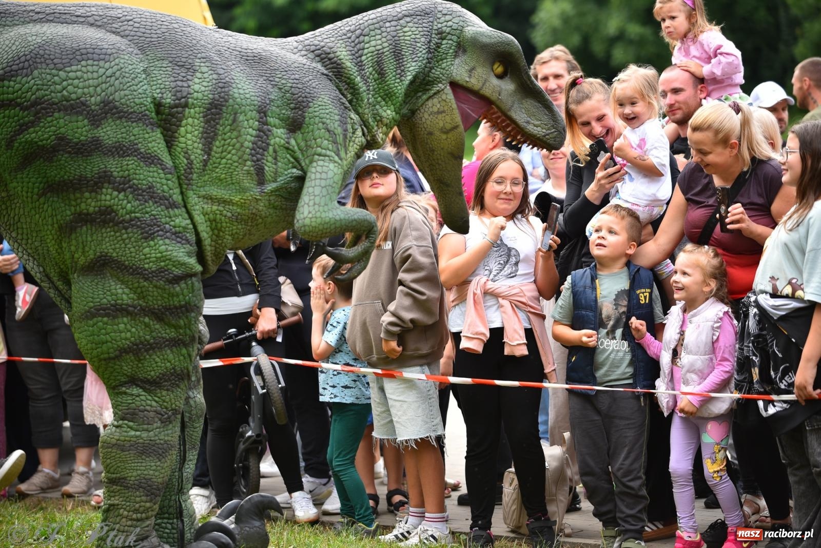 Zdjęcie w galerii na portalu naszraciborz.pl: Dinozaur na bulwarach i bańkowa kraina zabawy ze smokiem Edziem w Raciborzu wiadomości z regionu
