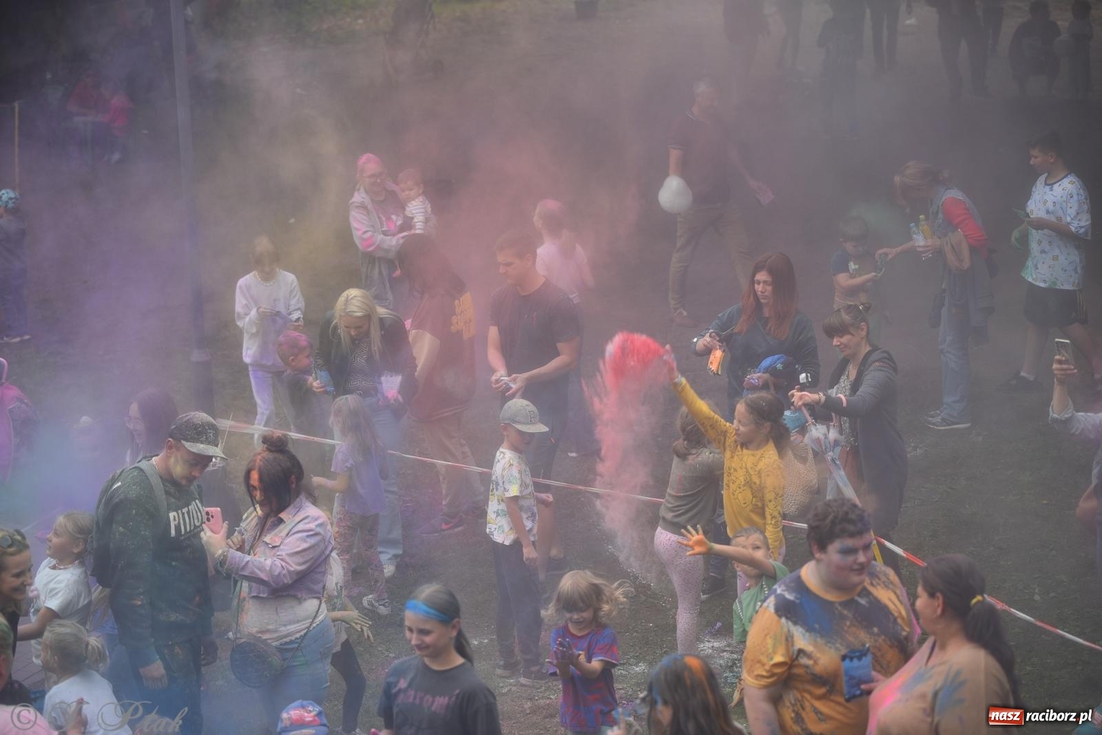 Zdjęcie w galerii na portalu naszraciborz.pl: Dinozaur na bulwarach i bańkowa kraina zabawy ze smokiem Edziem w Raciborzu wiadomości z regionu