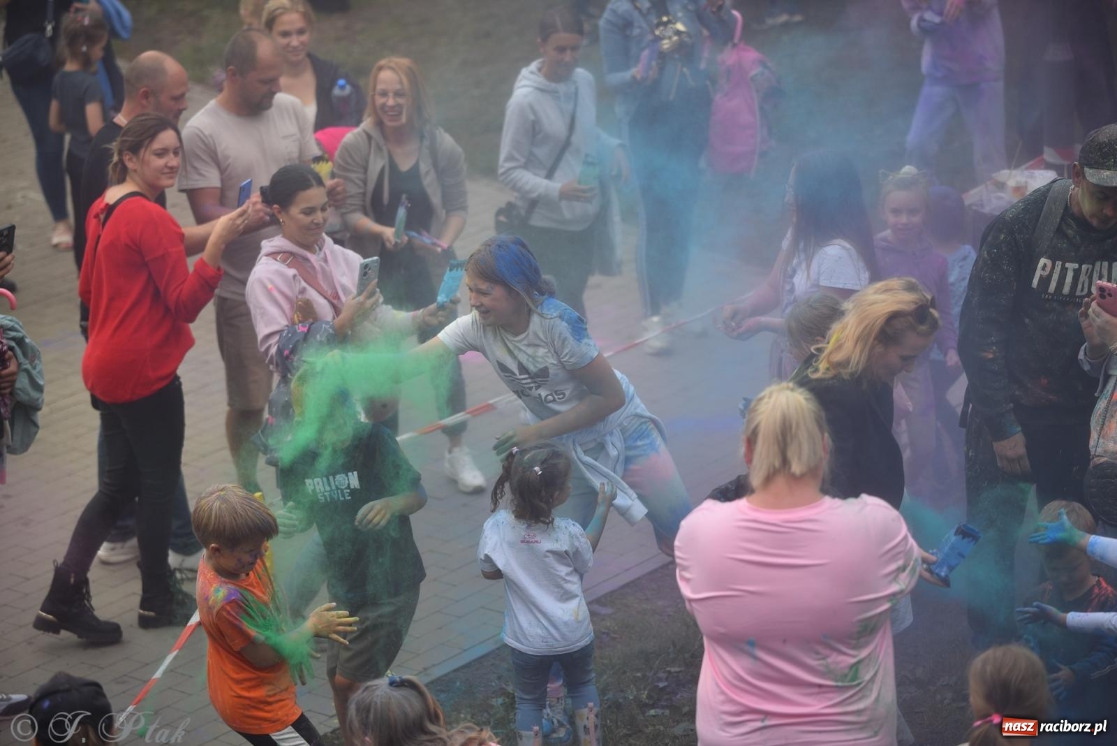 Zdjęcie w galerii na portalu naszraciborz.pl: Dinozaur na bulwarach i bańkowa kraina zabawy ze smokiem Edziem w Raciborzu wiadomości z regionu