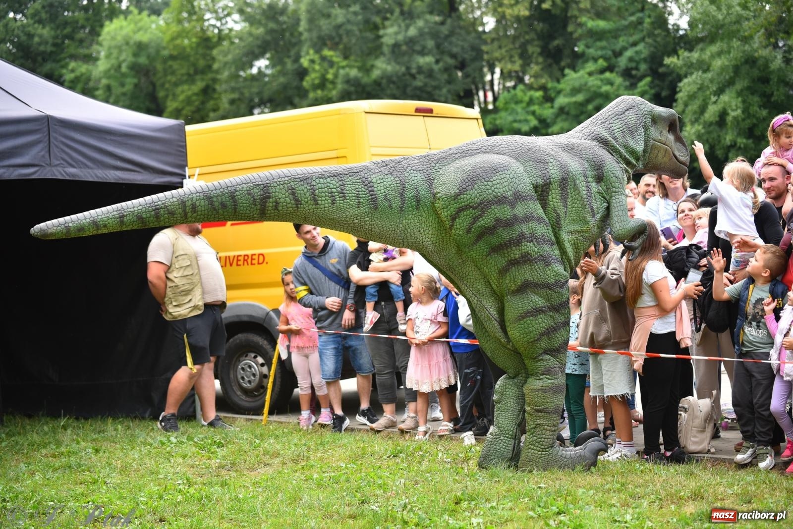 Zdjęcie w galerii na portalu naszraciborz.pl: Dinozaur na bulwarach i bańkowa kraina zabawy ze smokiem Edziem w Raciborzu wiadomości z regionu