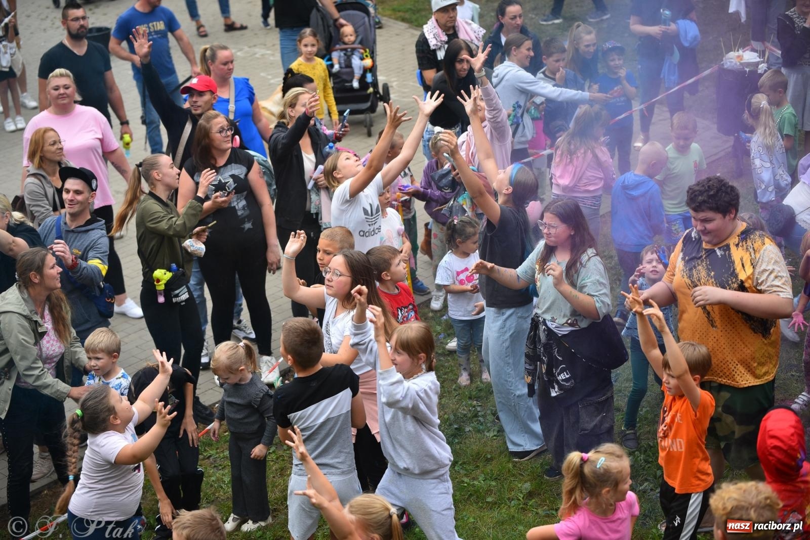 Zdjęcie w galerii na portalu naszraciborz.pl: Dinozaur na bulwarach i bańkowa kraina zabawy ze smokiem Edziem w Raciborzu wiadomości z regionu