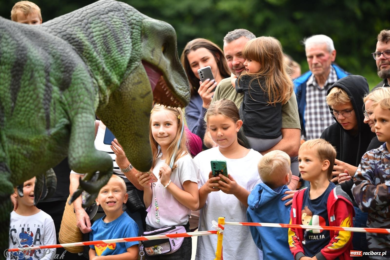 Zdjęcie w galerii na portalu naszraciborz.pl: Dinozaur na bulwarach i bańkowa kraina zabawy ze smokiem Edziem w Raciborzu wiadomości z regionu